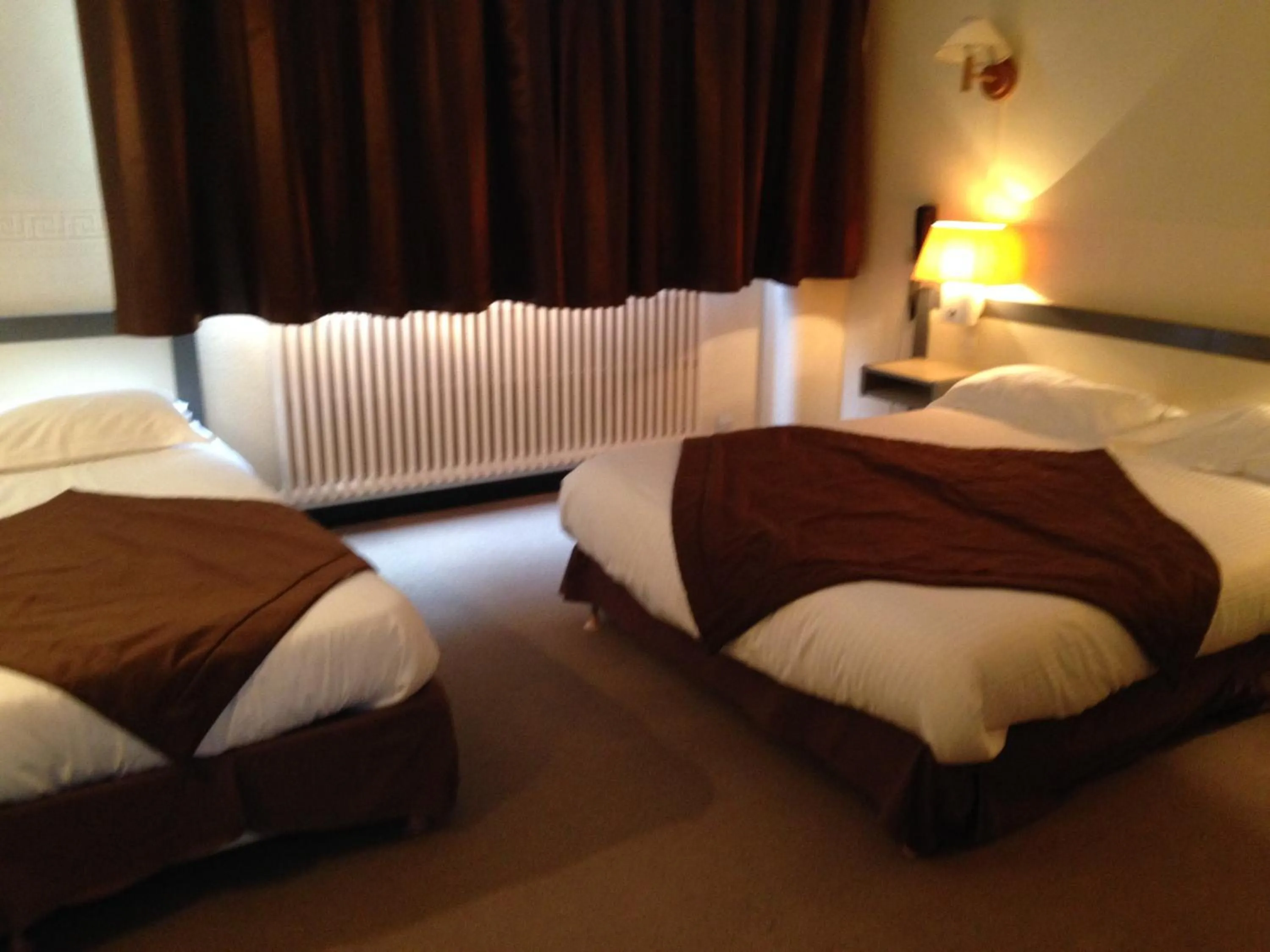 Photo of the whole room, Bed in Hôtel Continental