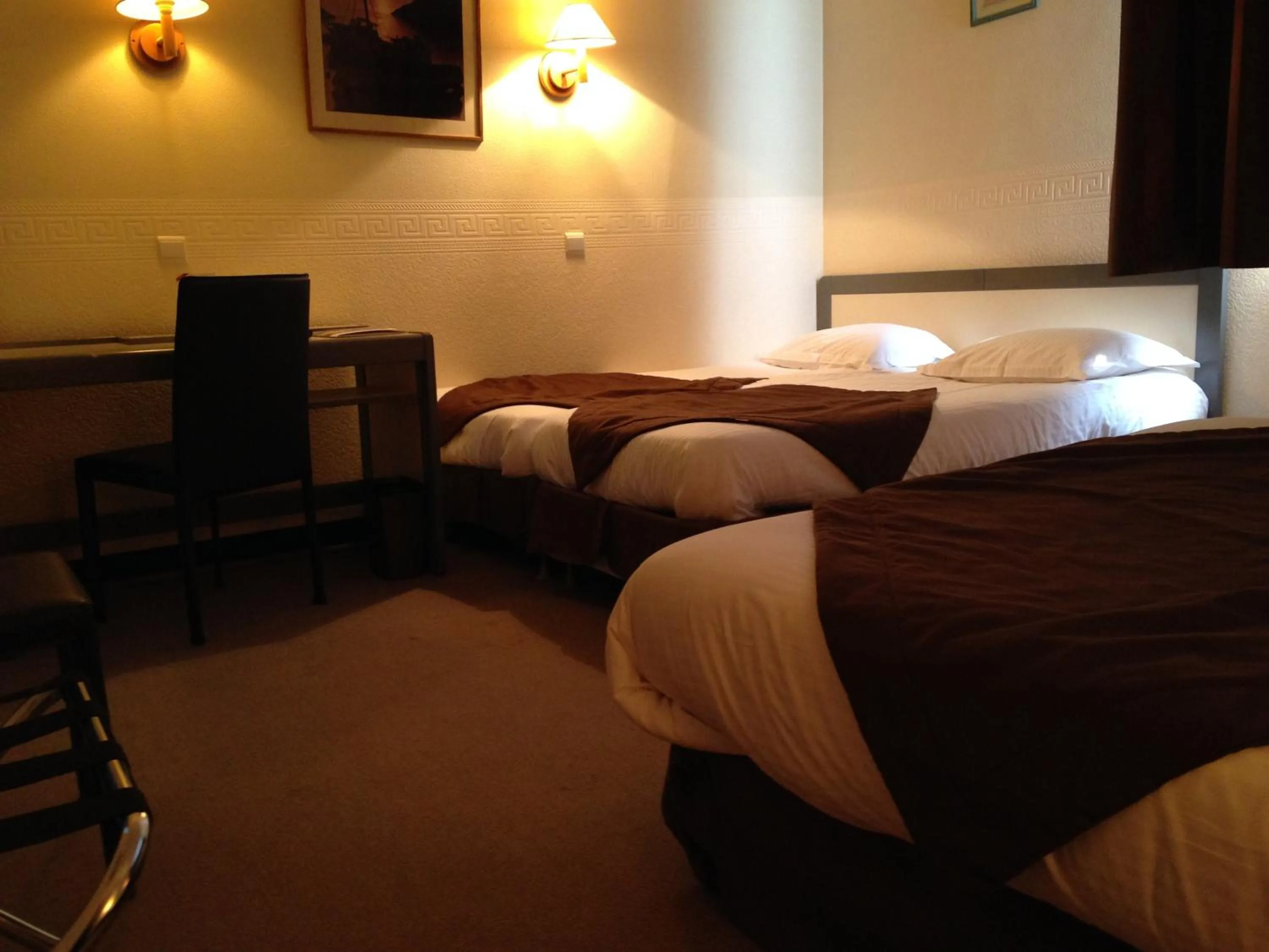 Photo of the whole room, Bed in Hôtel Continental