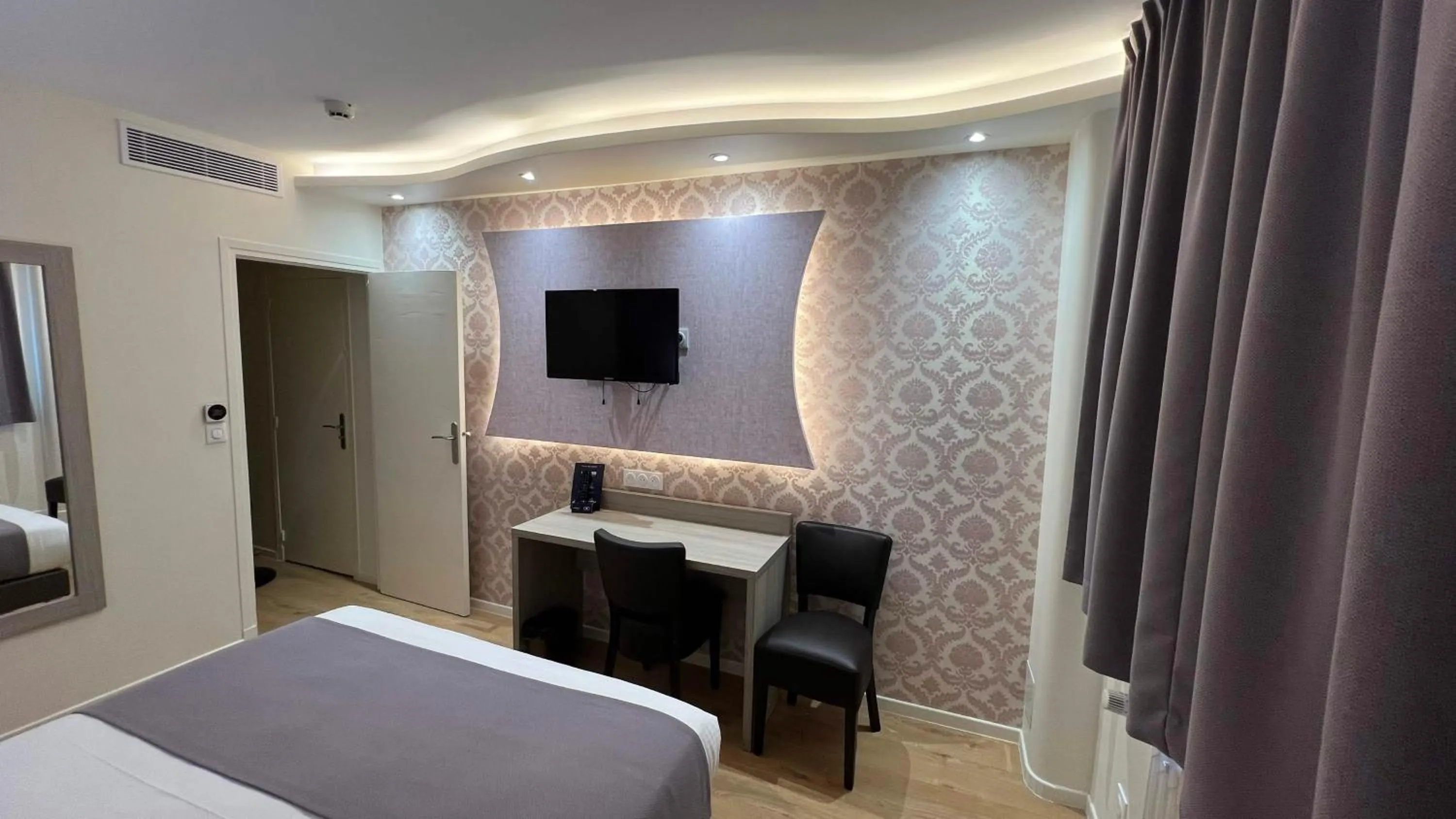 Bed in Contact Hôtel Le Continental