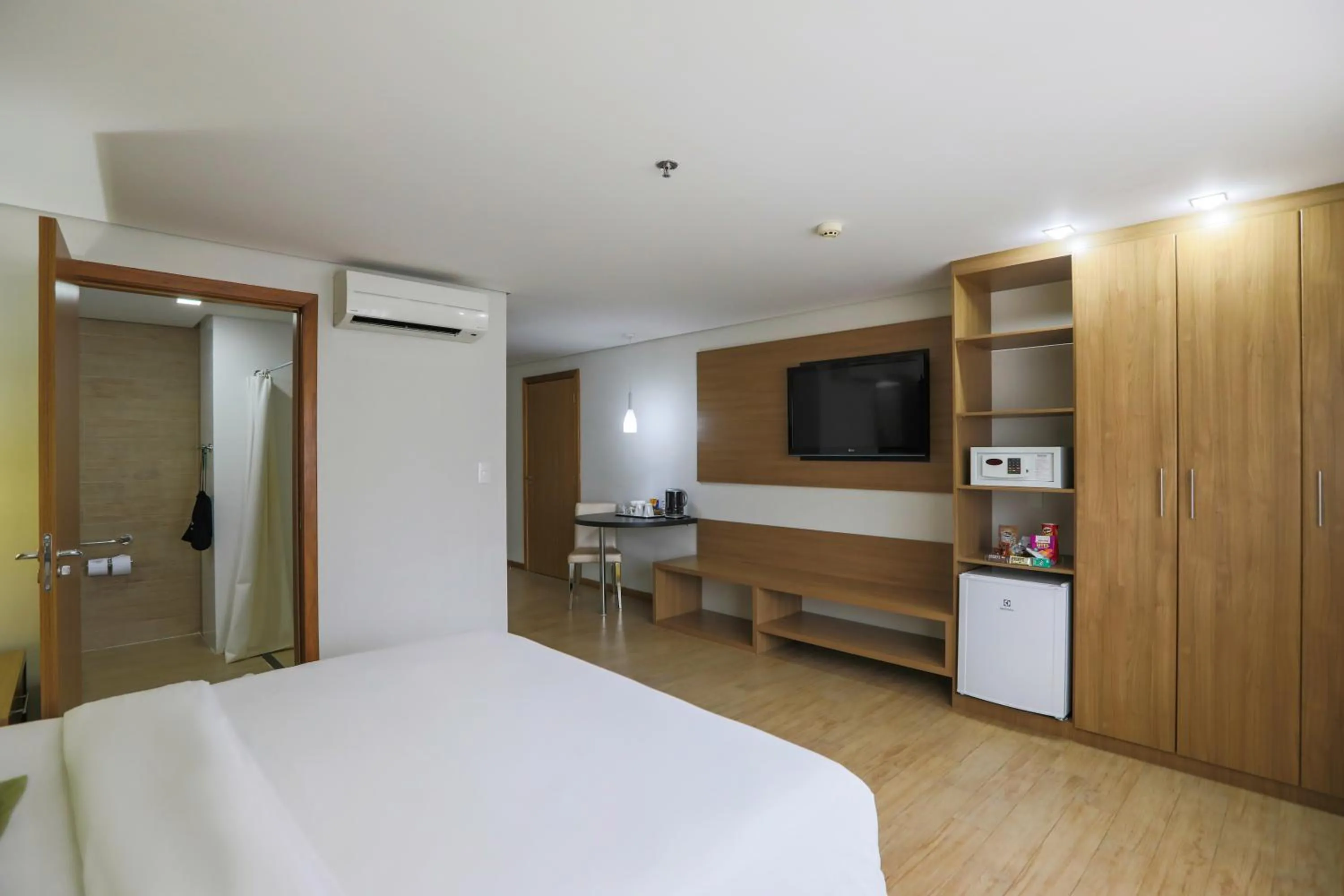 Communal lounge/ TV room, Bed in Radisson Hotel Belém