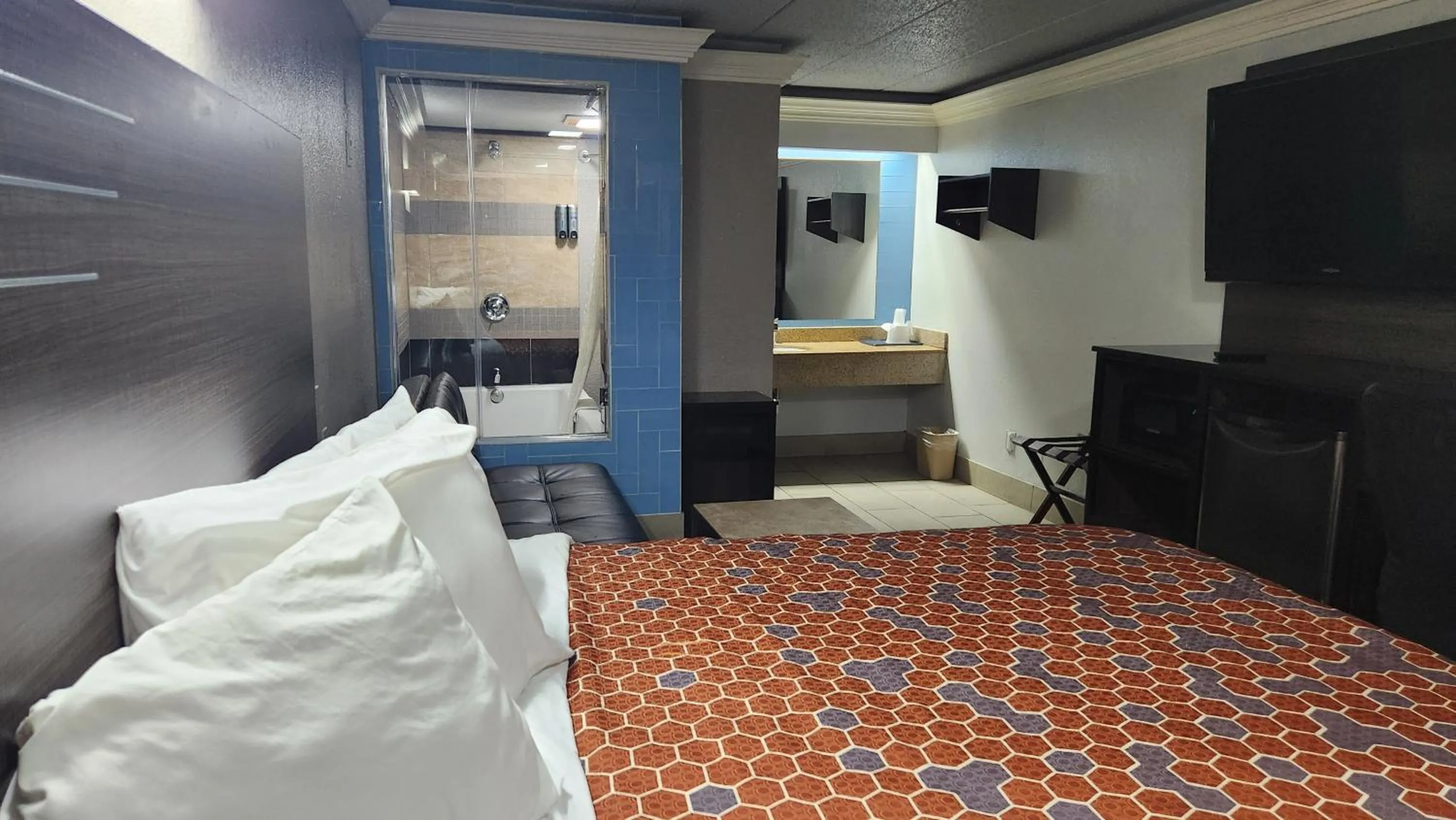 Hot Tub, Bed in Americas Best Value Inn and Suites Little Rock