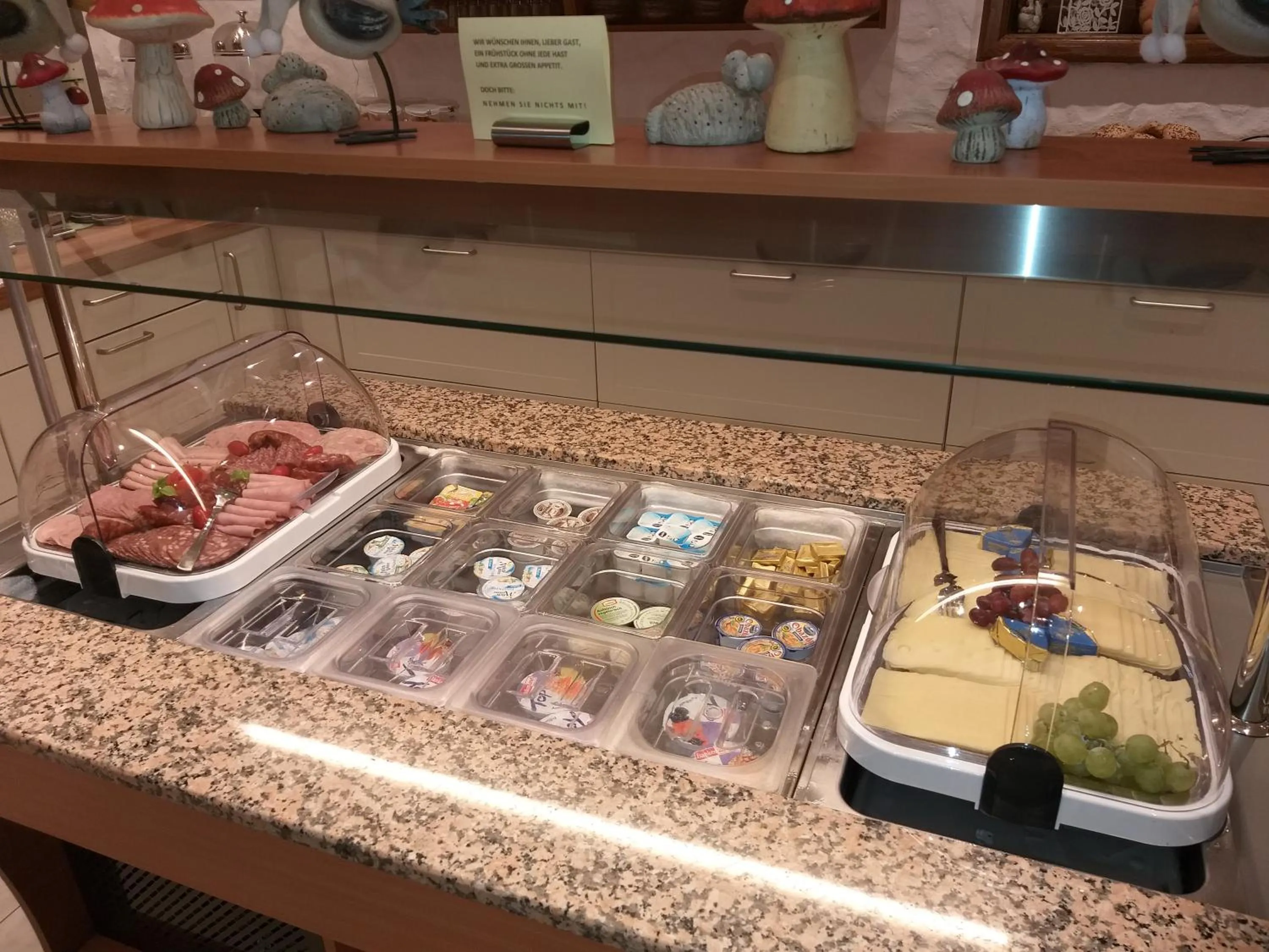 Buffet breakfast in Gästehaus Loehnert GmbH