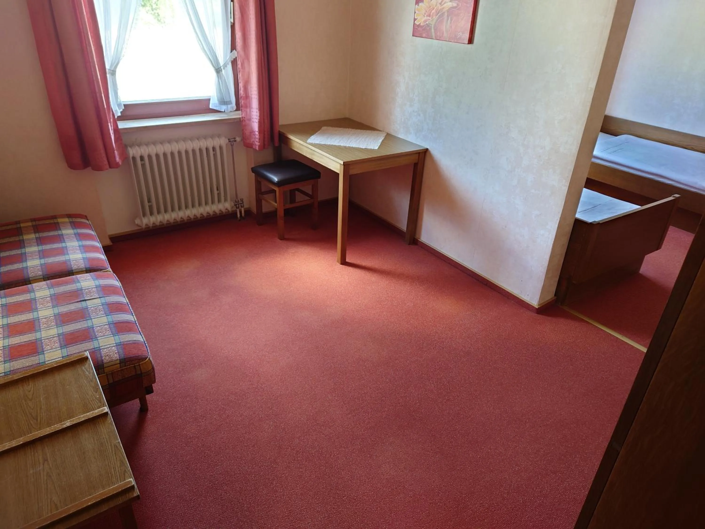 Photo of the whole room, Bed in Gästehaus Loehnert GmbH