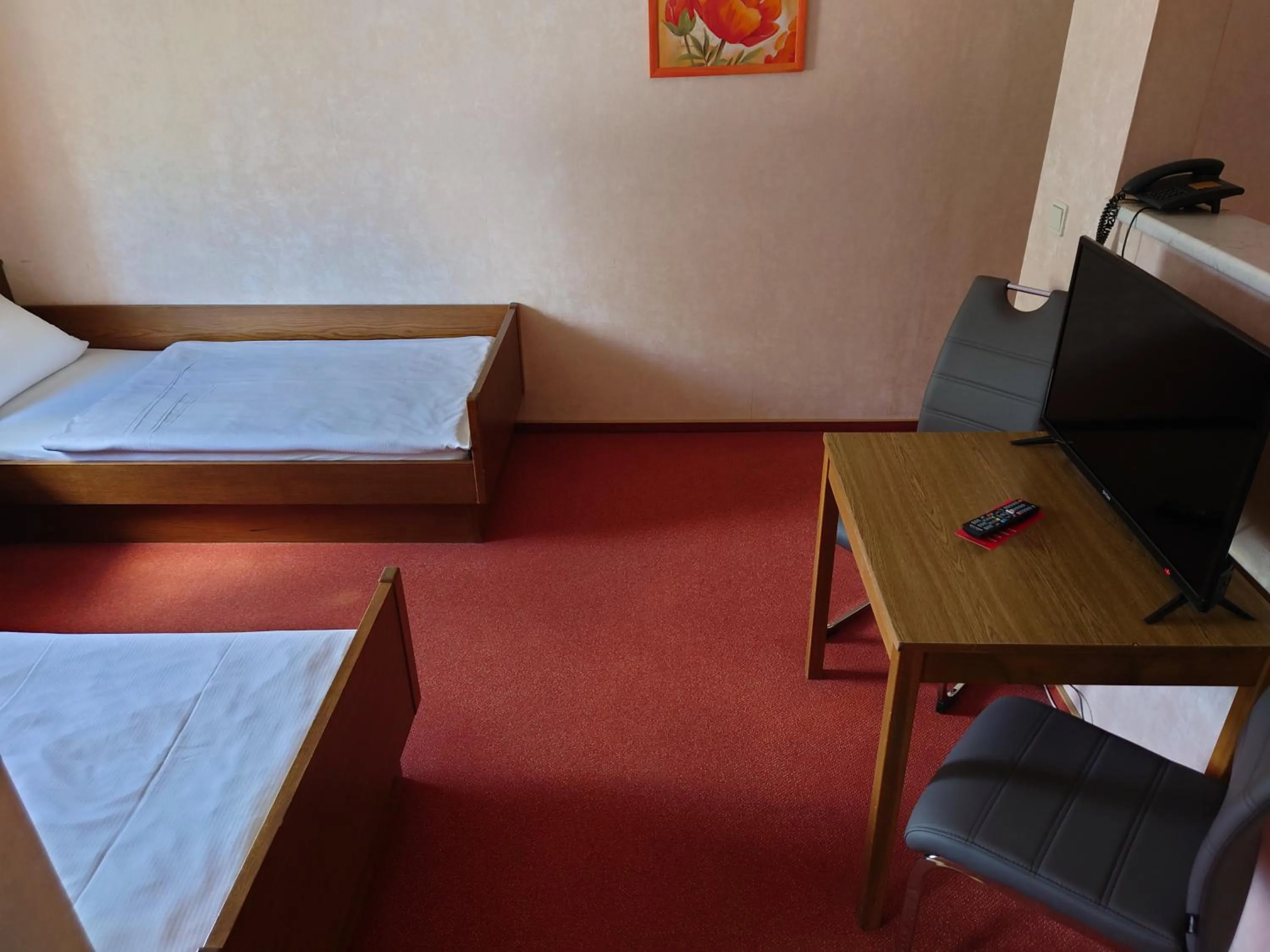 Photo of the whole room, Bed in Gästehaus Loehnert GmbH