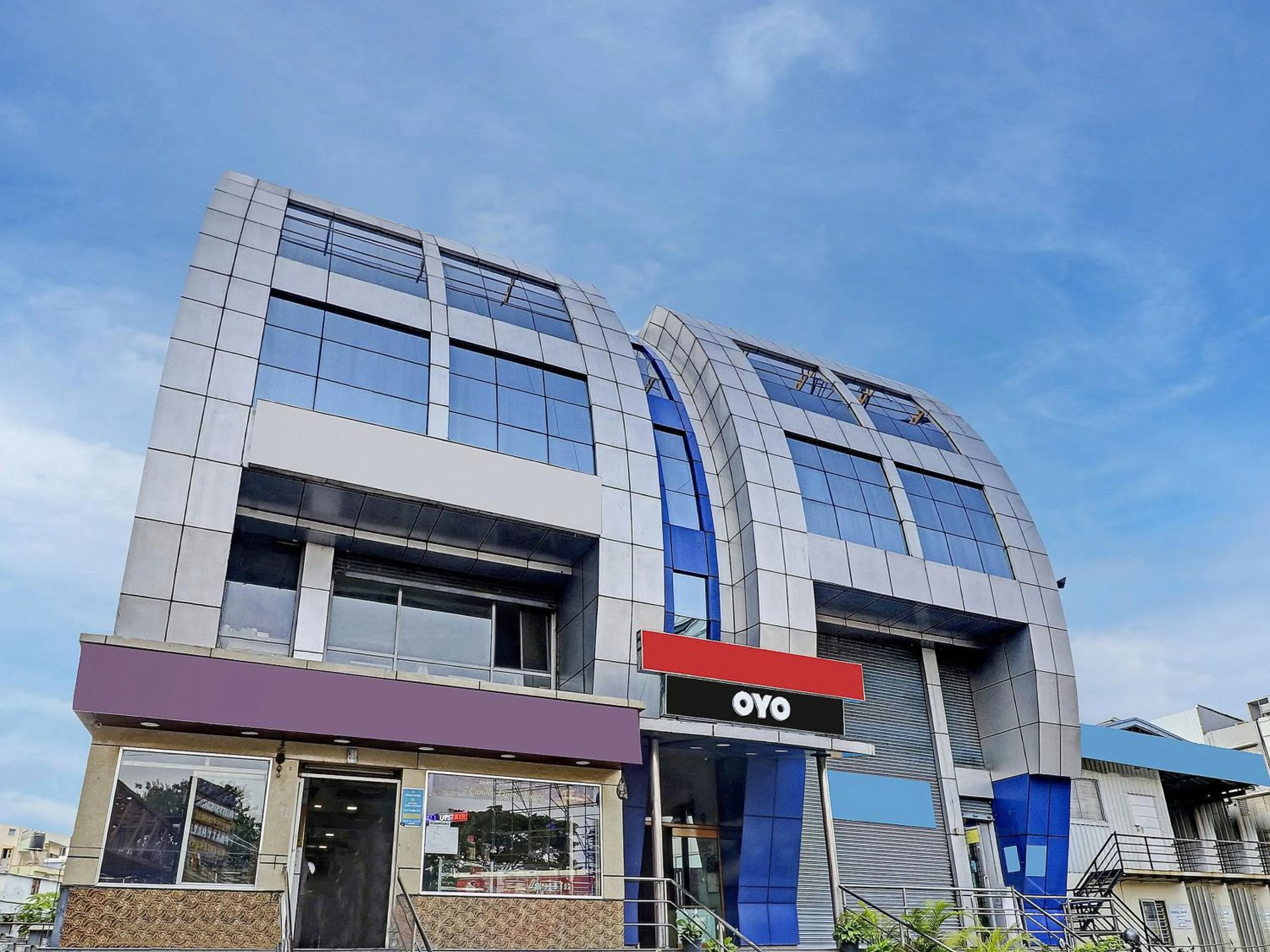 Facade/entrance in Collection O Madhura Residency