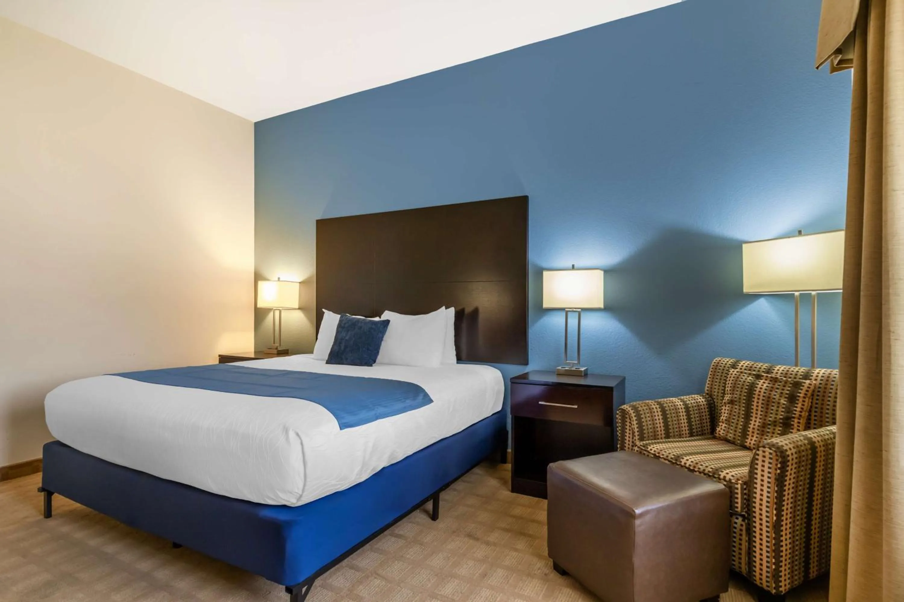 Bedroom, Bed in Best Western Plus Lytle Inn and Suites