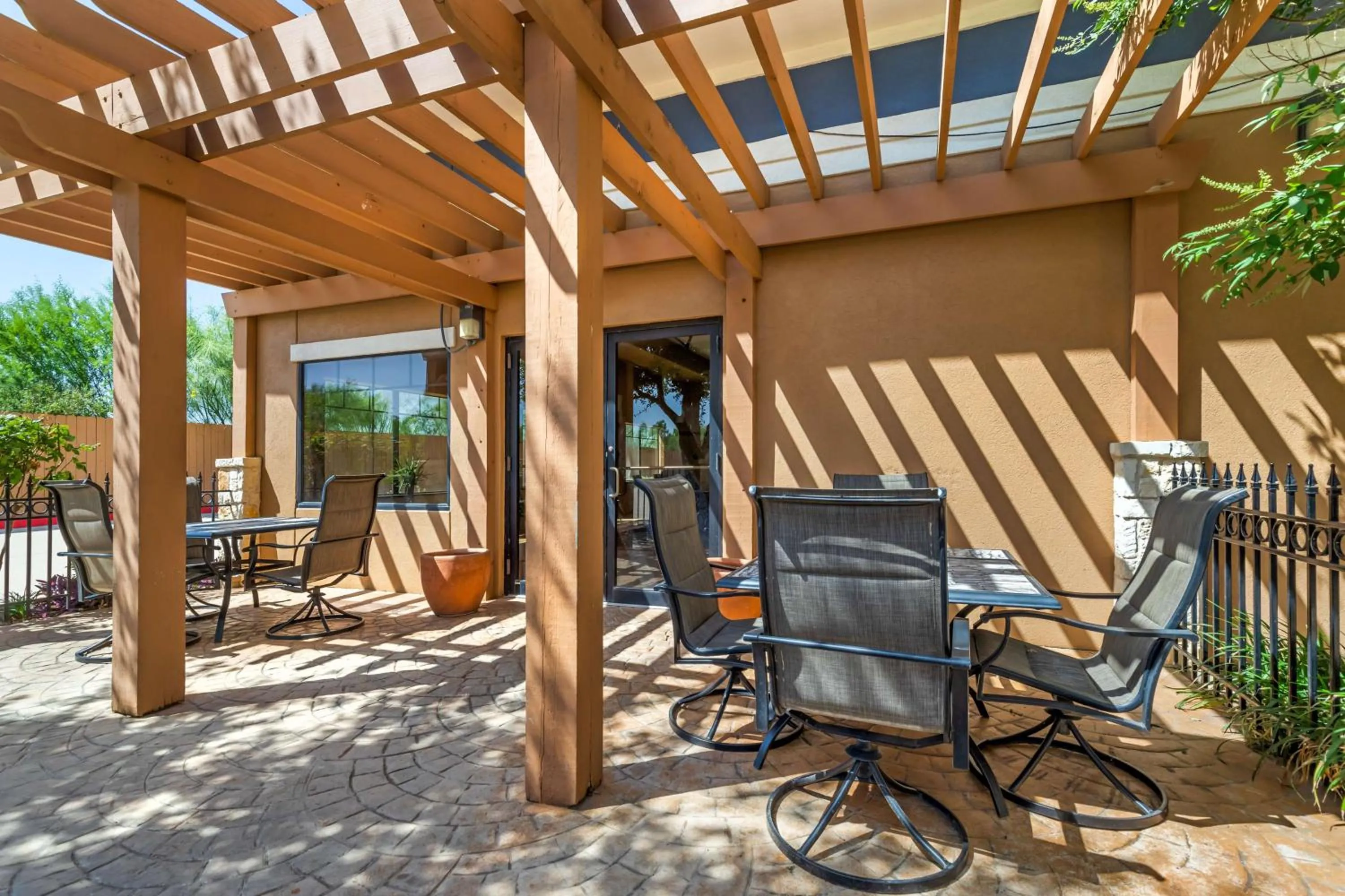 Property building in Best Western Plus Lytle Inn and Suites