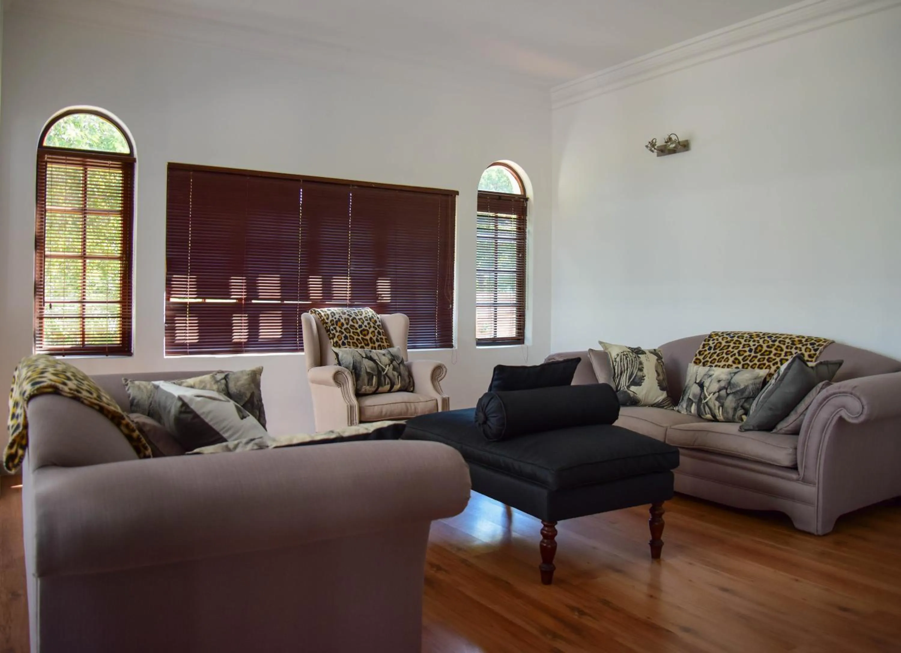 Communal lounge/ TV room in Indlovukazi Guesthouse