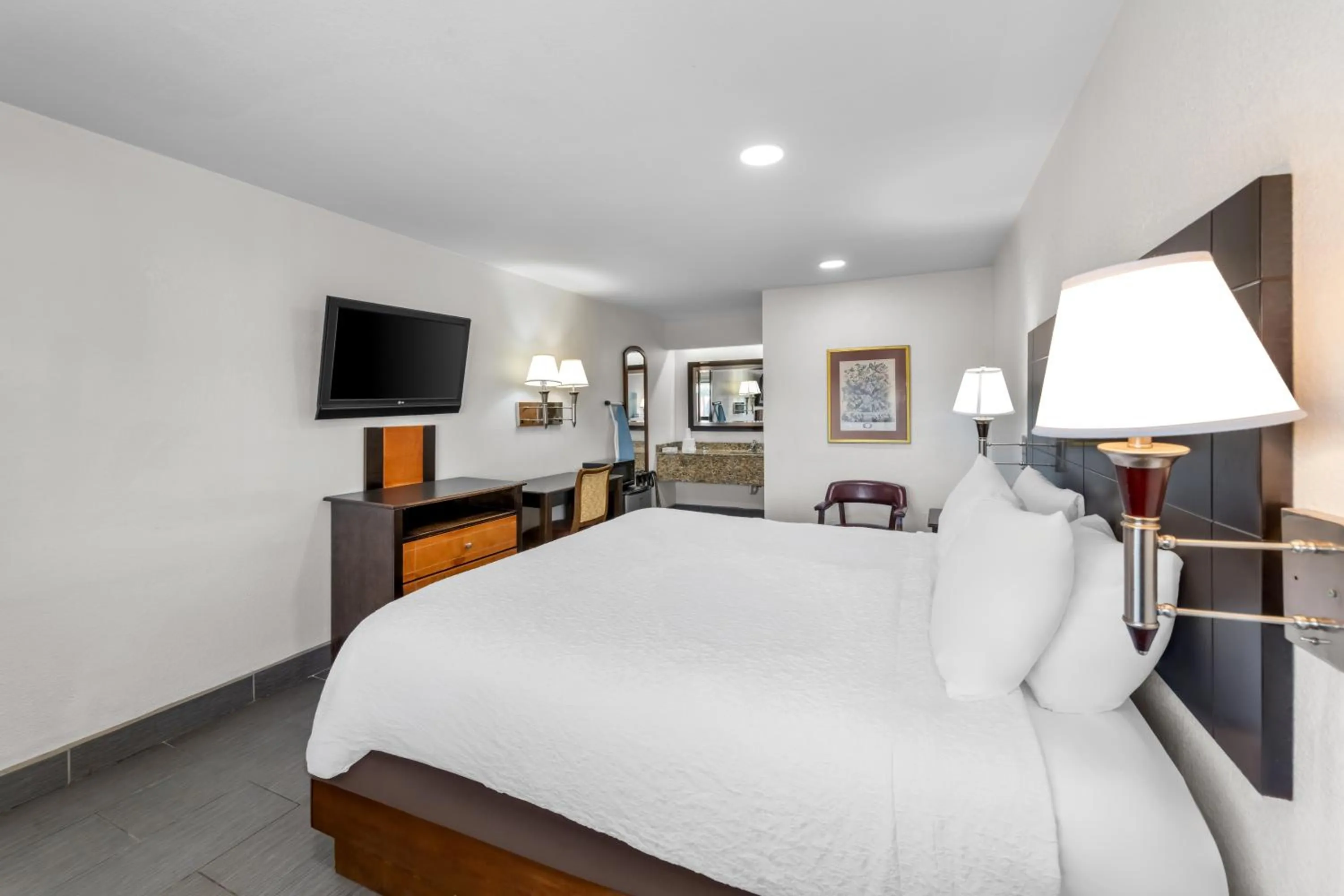 Bed in Americas Best Value Inn Kansas City East - Independence