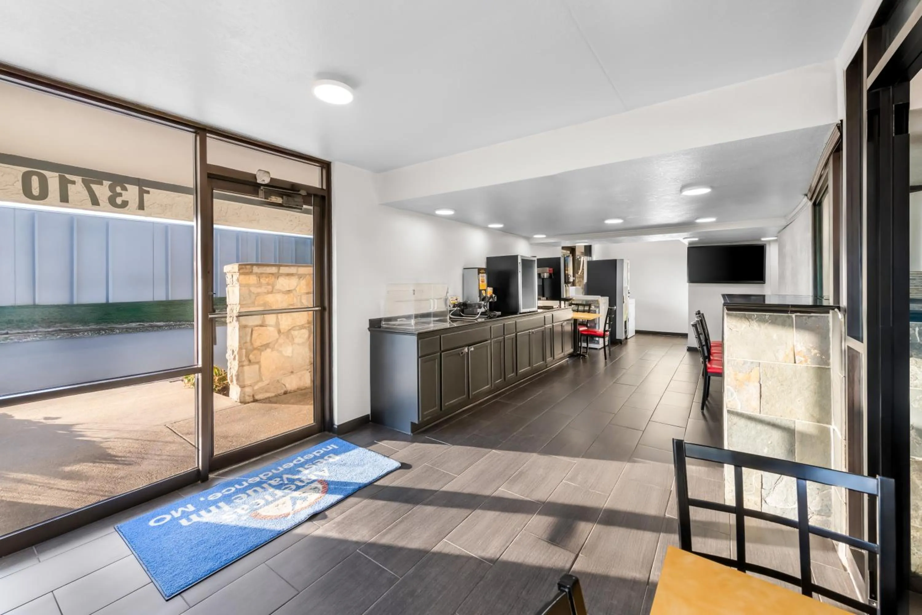 Breakfast in Americas Best Value Inn Kansas City East - Independence