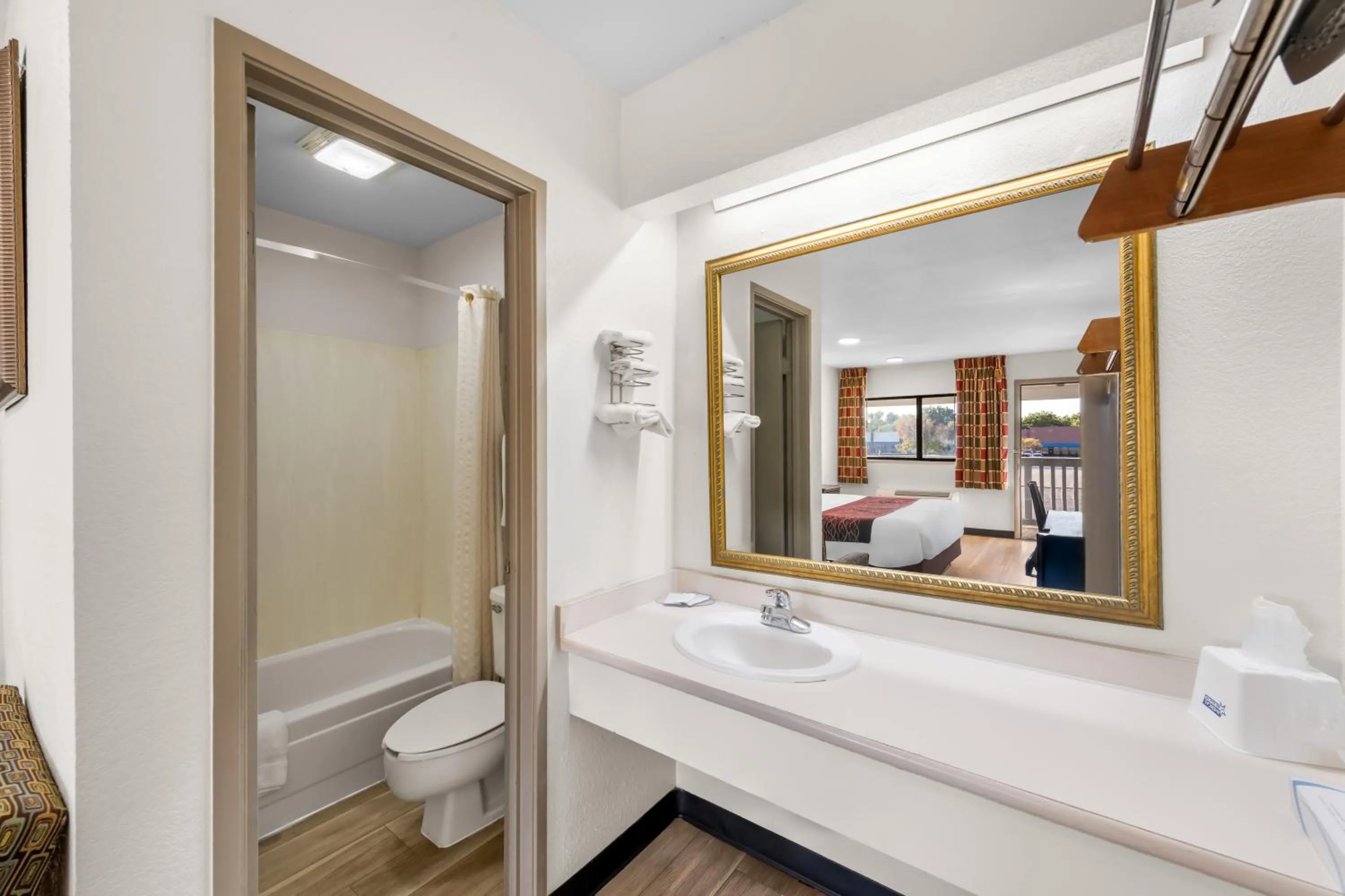 Bathroom in Americas Best Value Inn Kansas City East - Independence