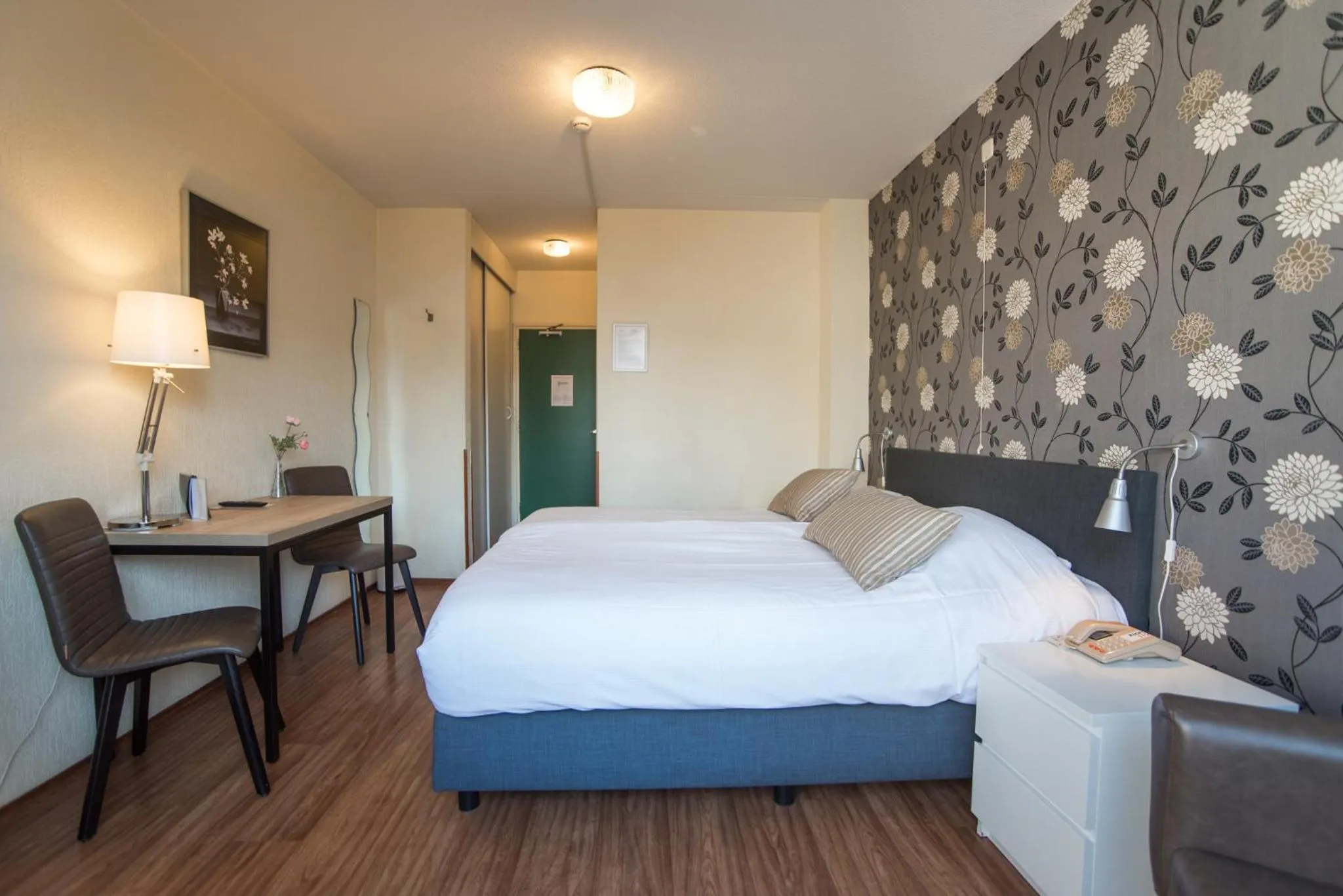 Seating area, Bed in Hotel Faber