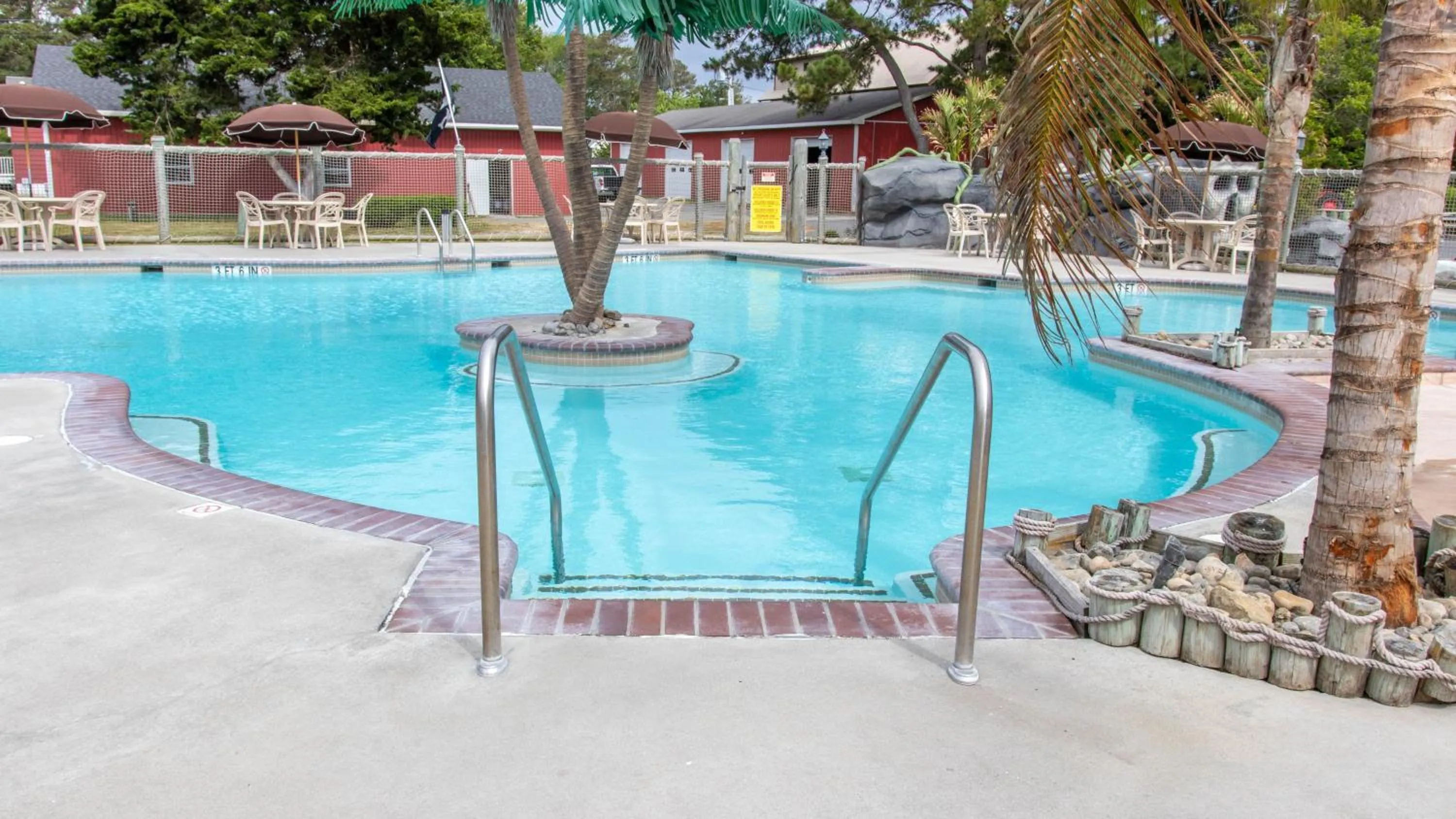 Swimming pool in Francis Scott Key Family Resort