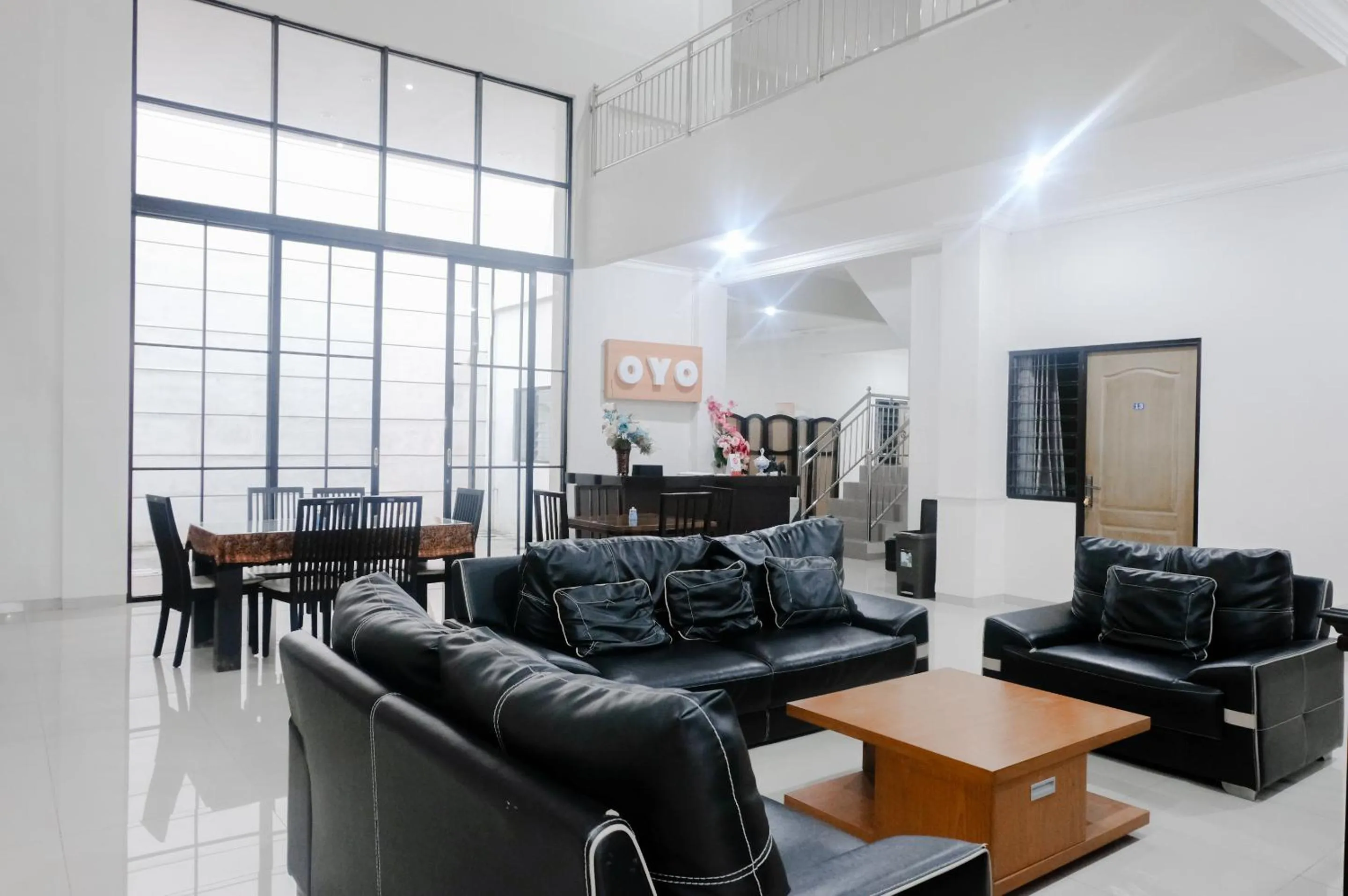 Communal lounge/ TV room in RedDoorz near Cyber Mall