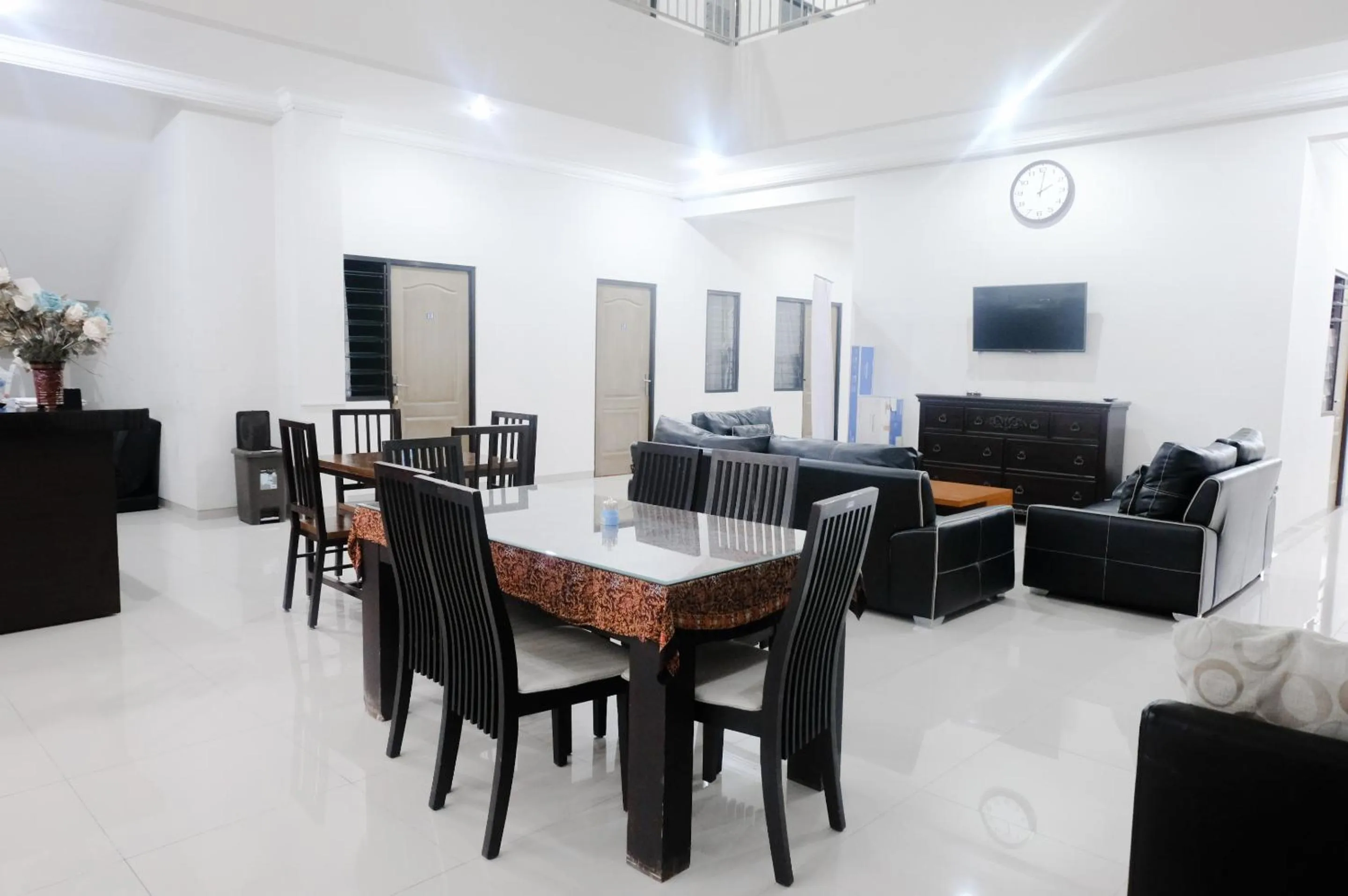 Communal lounge/ TV room in RedDoorz near Cyber Mall