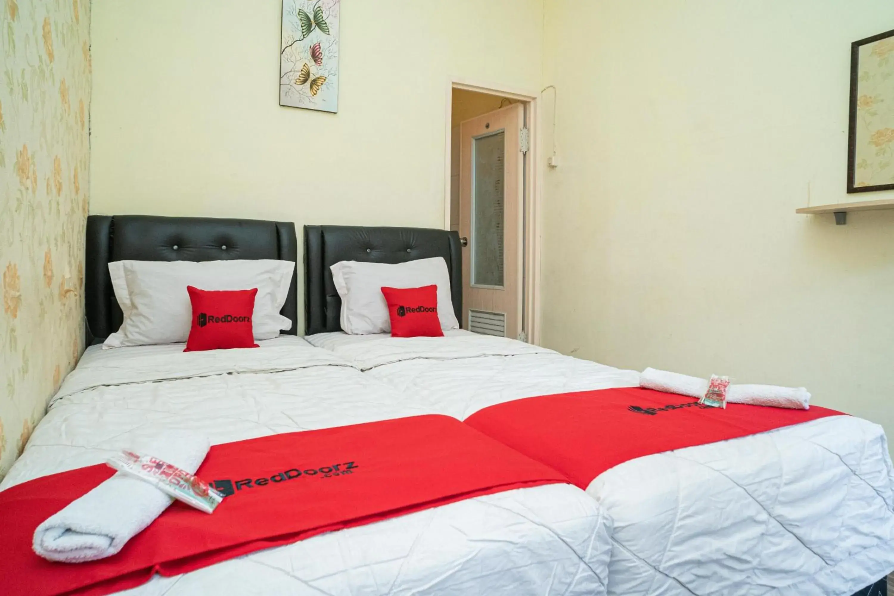 Twin Room in RedDoorz near Cyber Mall Twin Room in RedDoorz near Cyber Mall