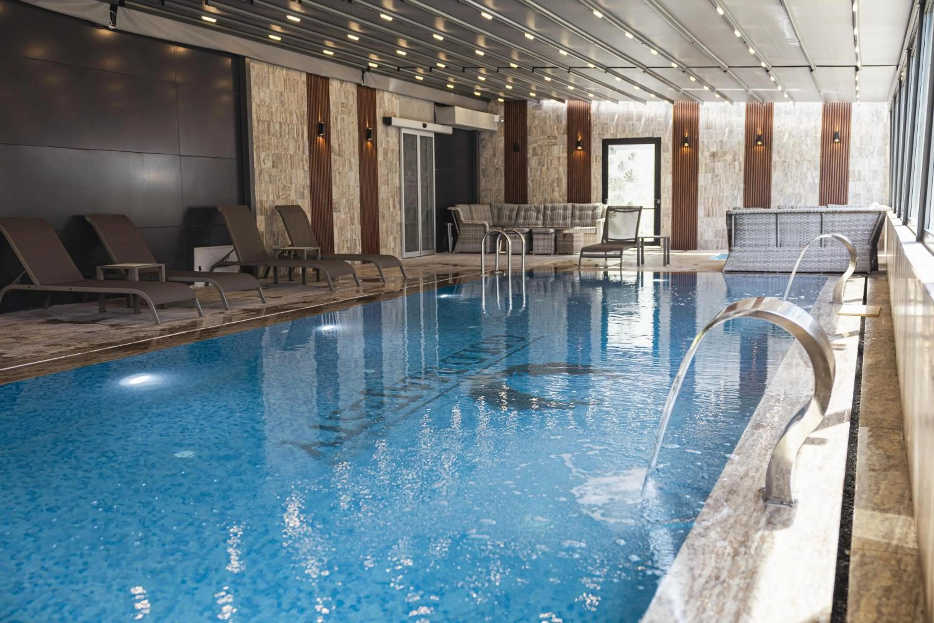 Swimming pool in Gold Majesty Hotel