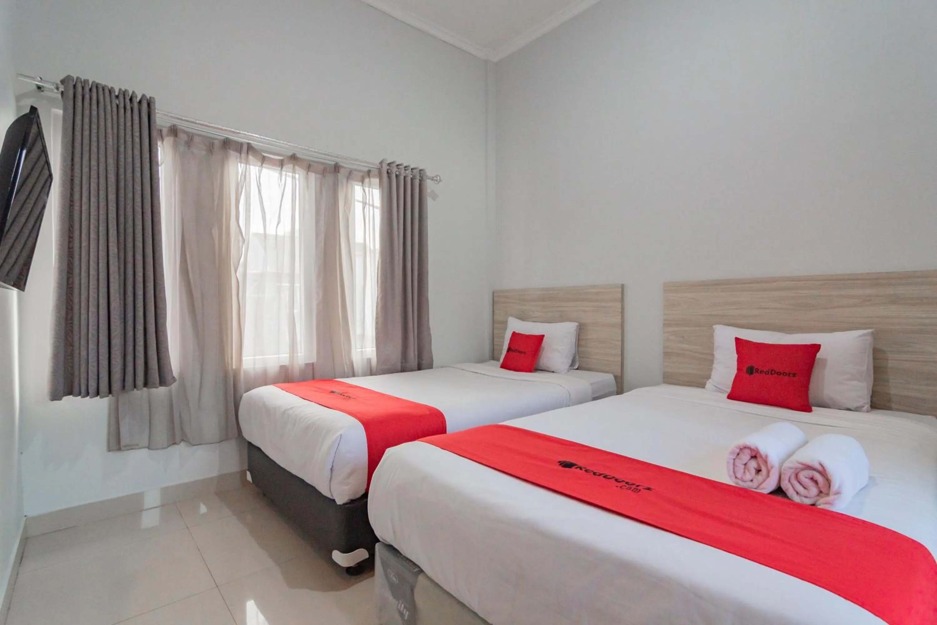 Bedroom, Bed in RedDoorz Plus Syariah @ Tuparev Cirebon 3