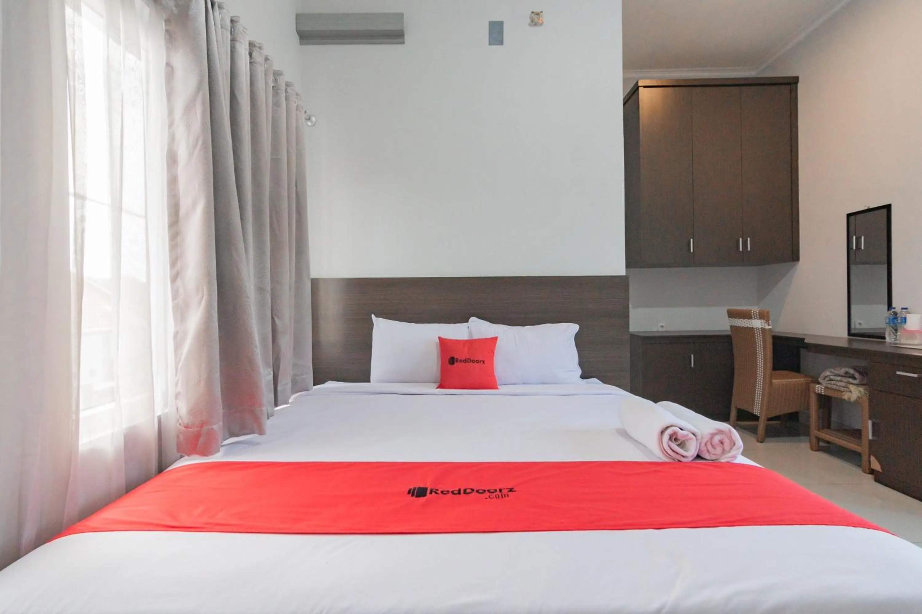 Bed in RedDoorz Plus Syariah @ Tuparev Cirebon 3