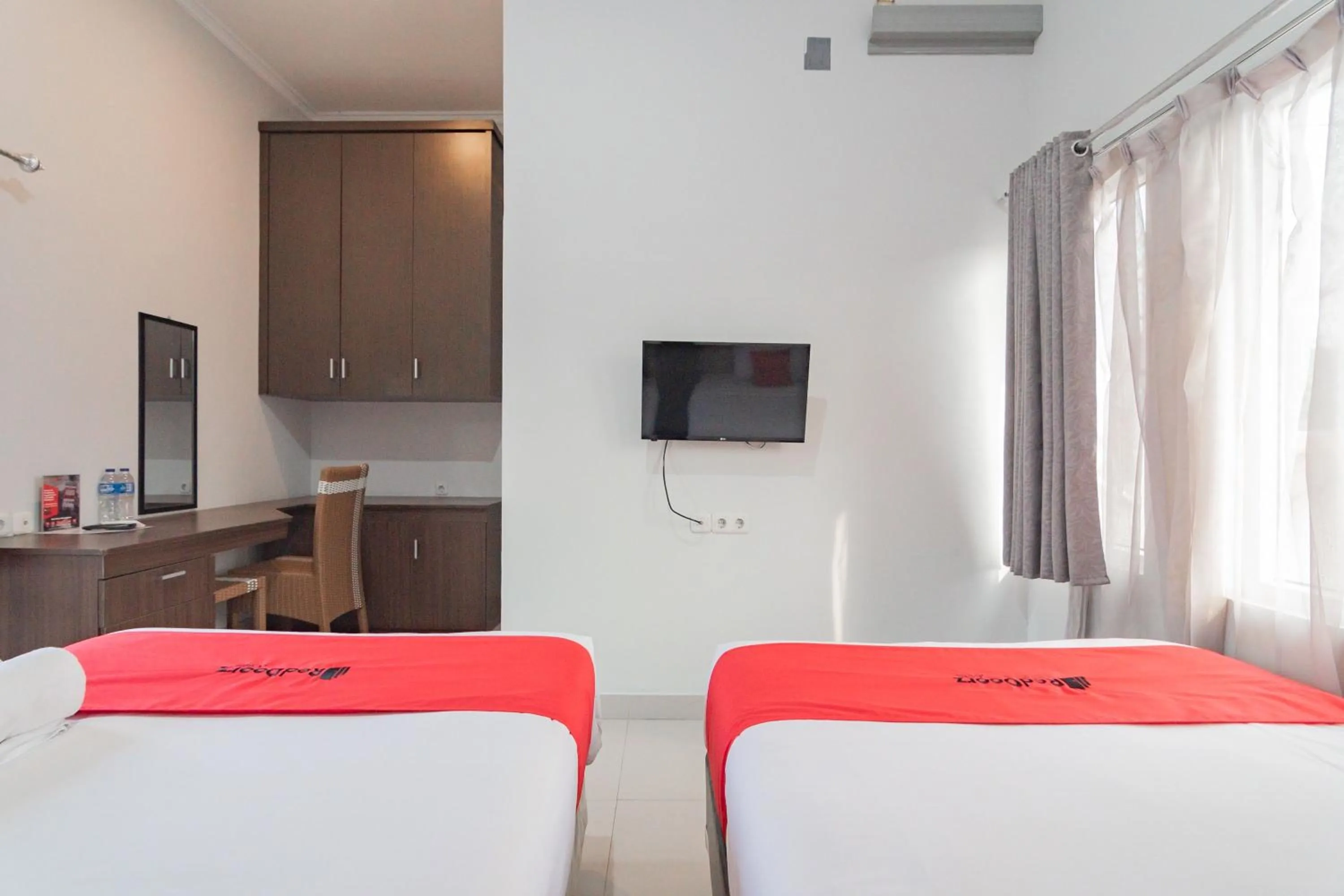 Bedroom, Bed in RedDoorz Plus Syariah @ Tuparev Cirebon 3