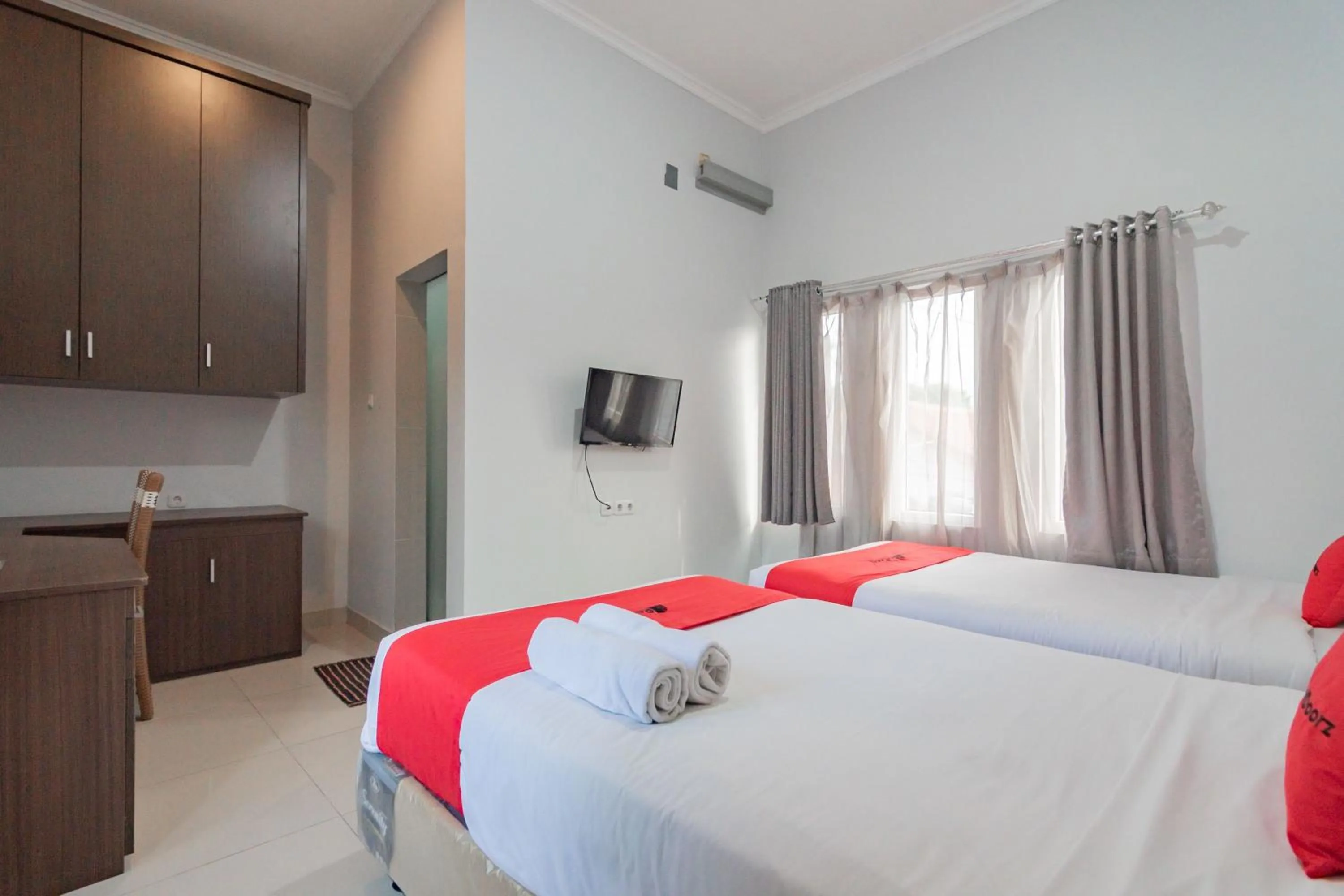 Bedroom, Bed in RedDoorz Plus Syariah @ Tuparev Cirebon 3