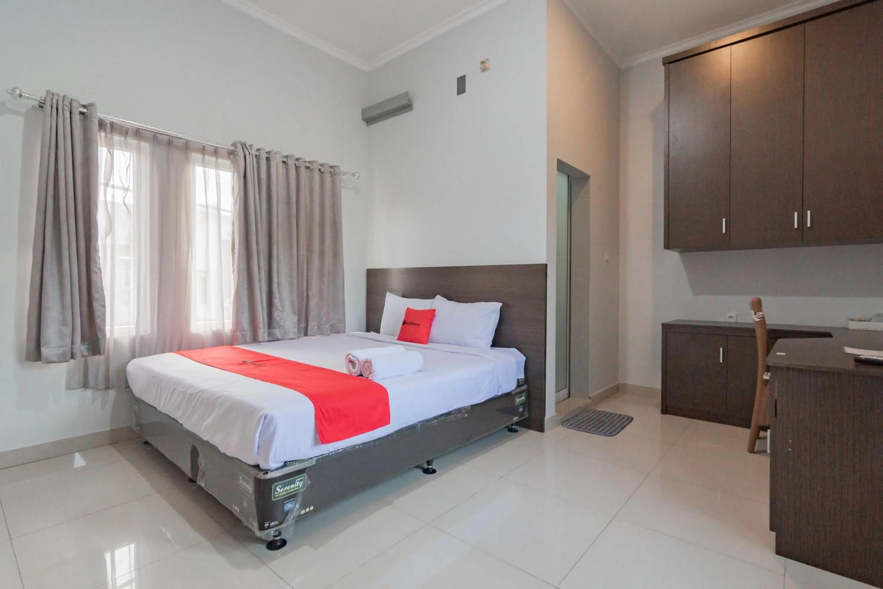 Bedroom, Bed in RedDoorz Plus Syariah @ Tuparev Cirebon 3