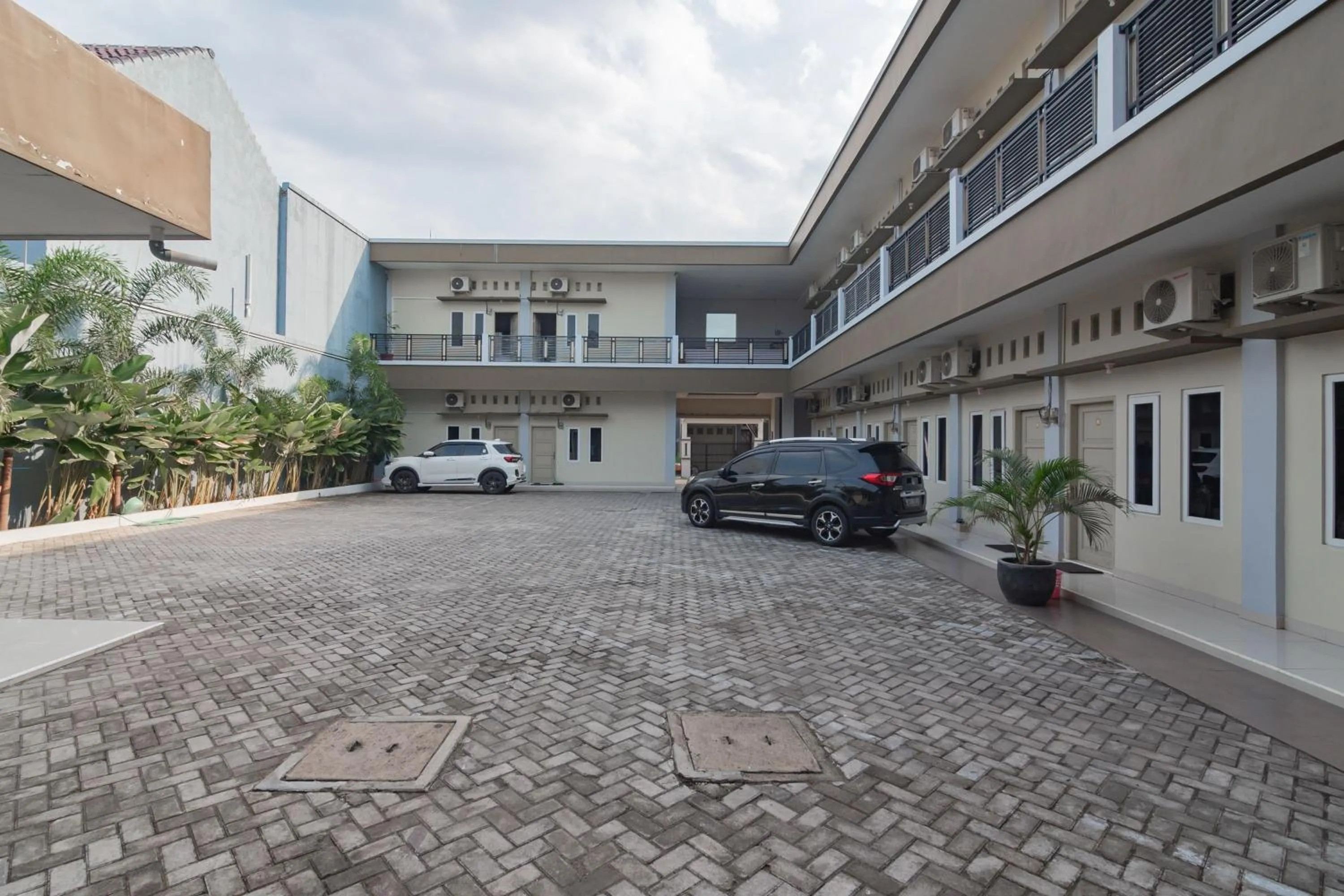 Parking in RedDoorz Plus Syariah @ Tuparev Cirebon 3