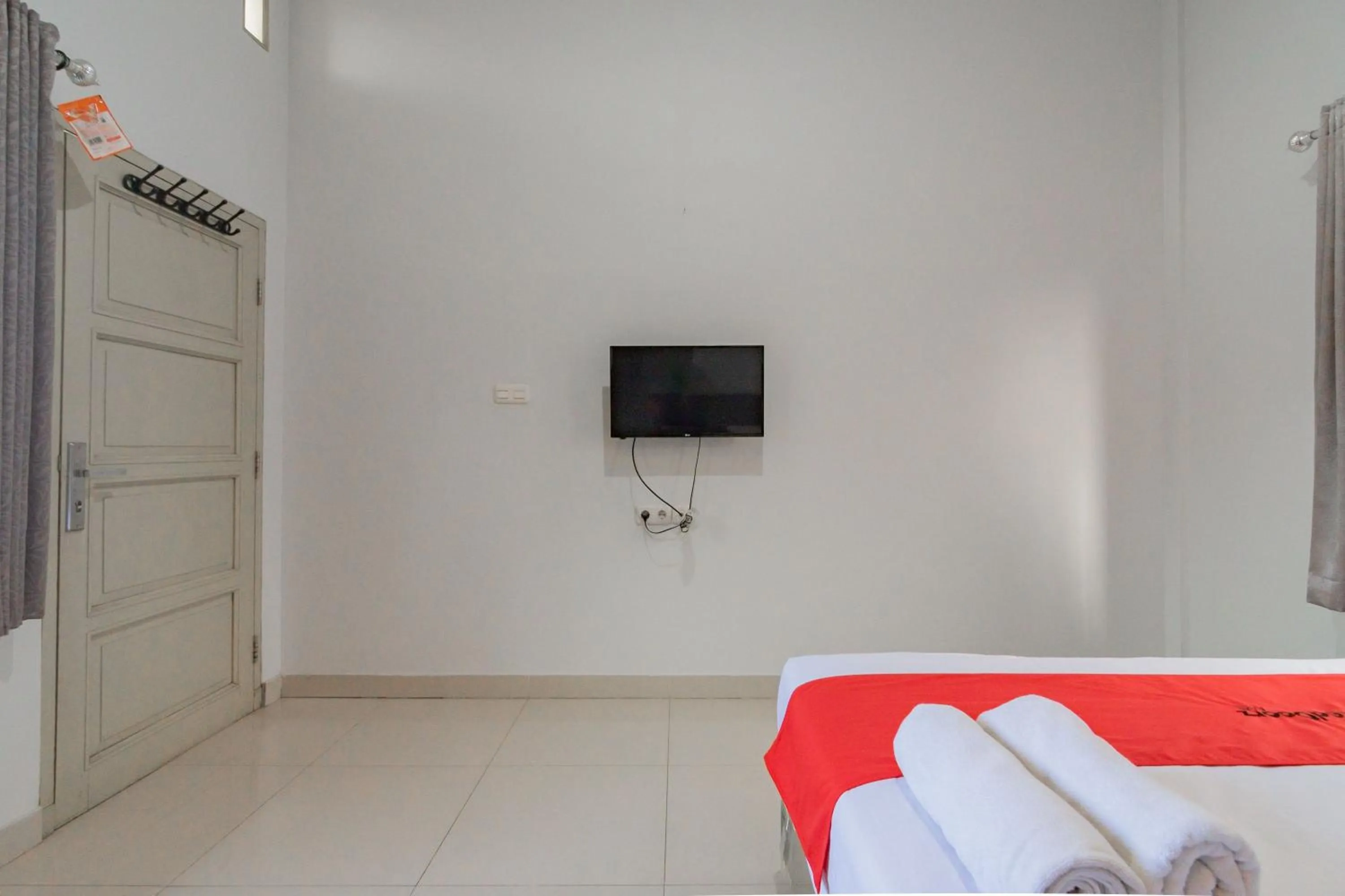 Bedroom, Bed in RedDoorz Plus Syariah @ Tuparev Cirebon 3