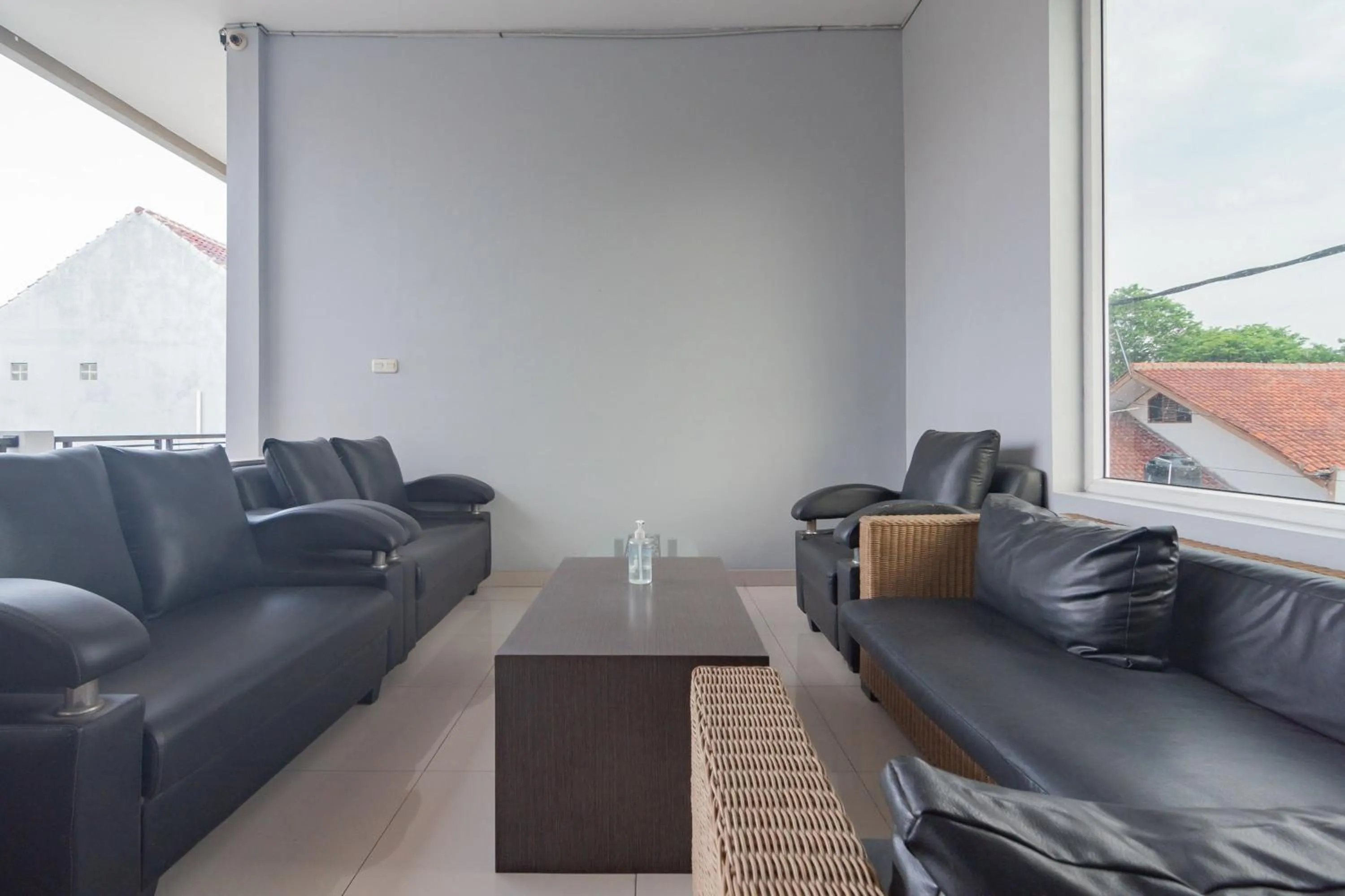 Living room in RedDoorz Plus Syariah @ Tuparev Cirebon 3