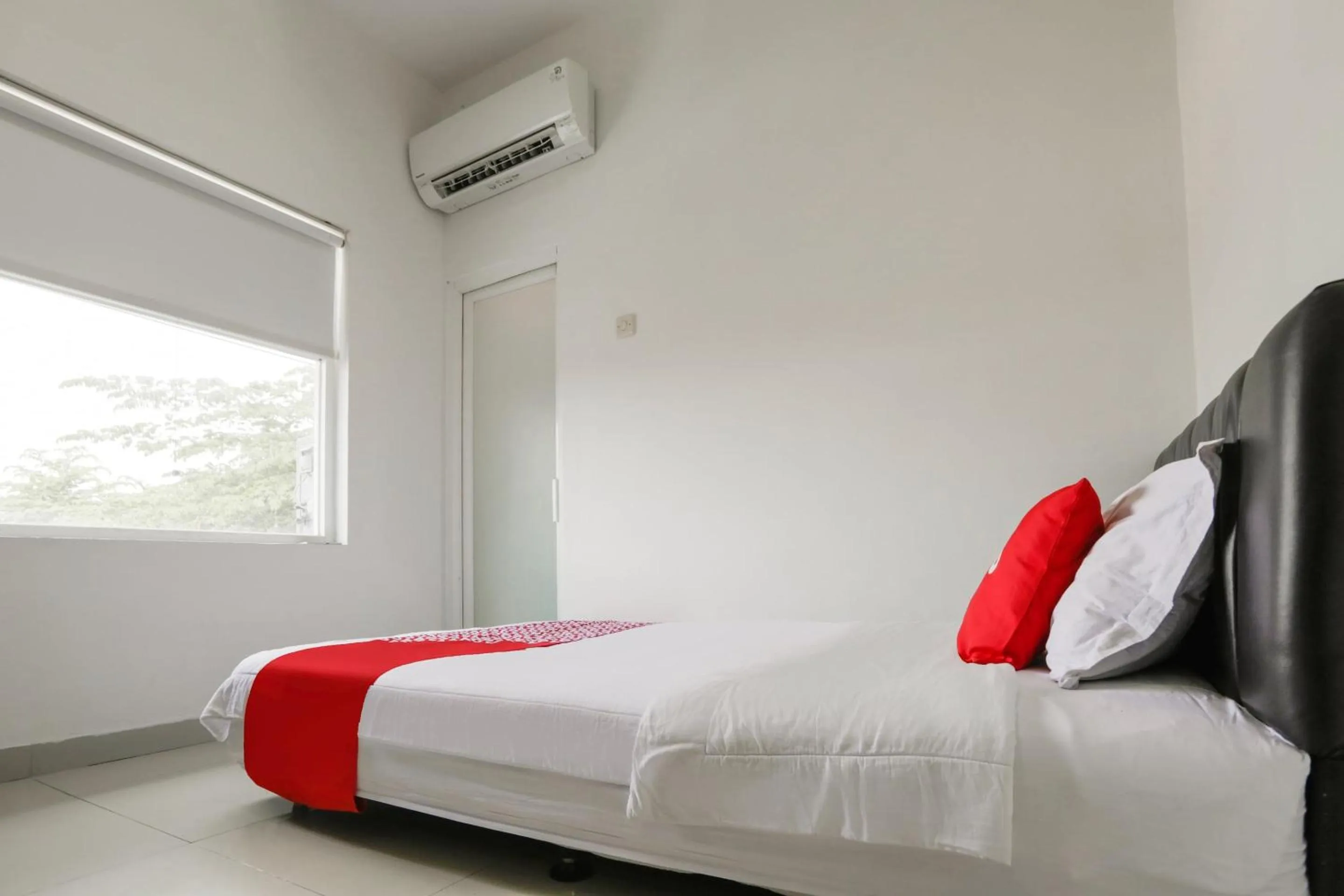 Bedroom, Bed in Hotel O Tamansari Guest House