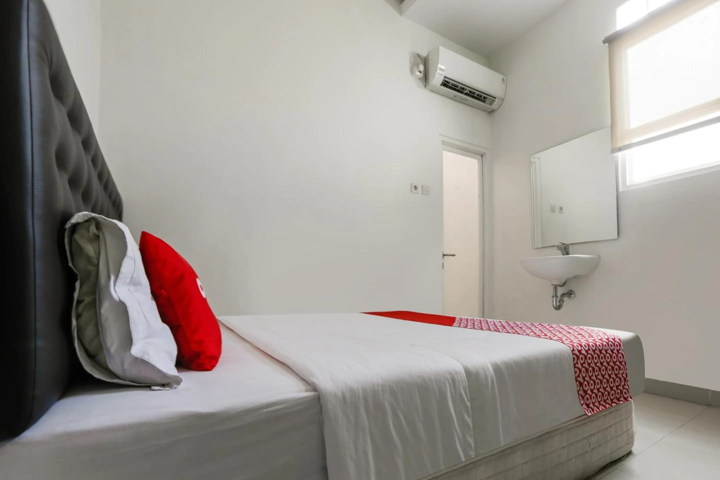 Bedroom, Bed in Hotel O Tamansari Guest House