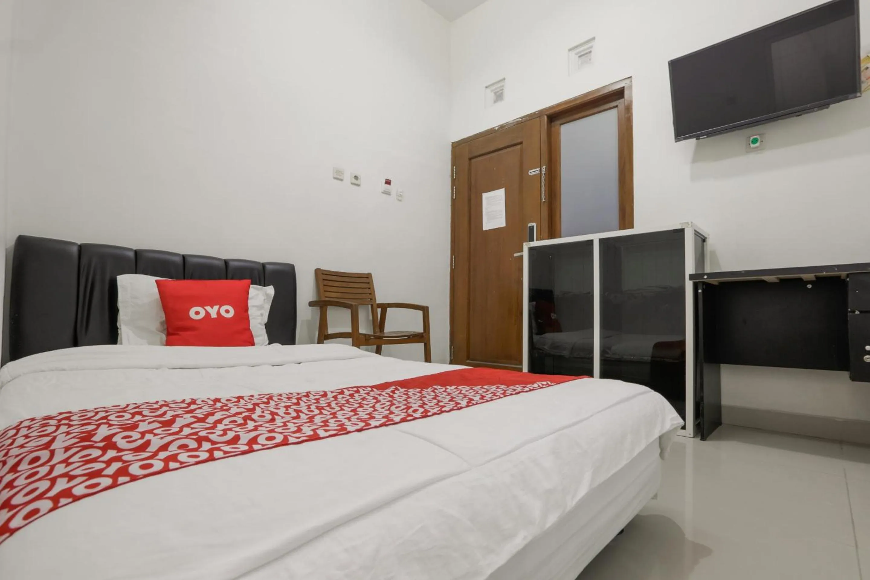 Bedroom, Bed in Hotel O Tamansari Guest House