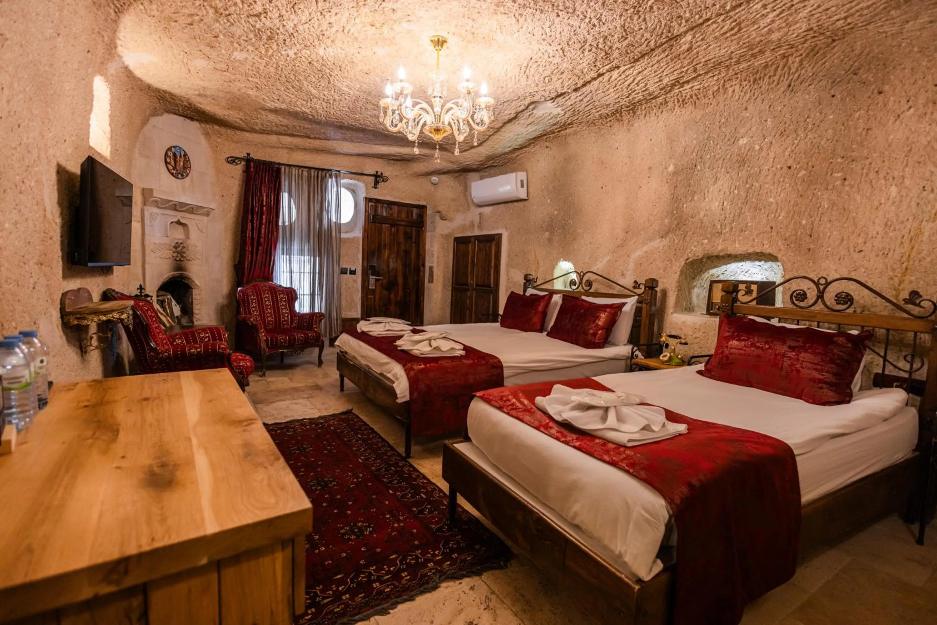 Photo of the whole room, Bed in Göreme Cave Suites