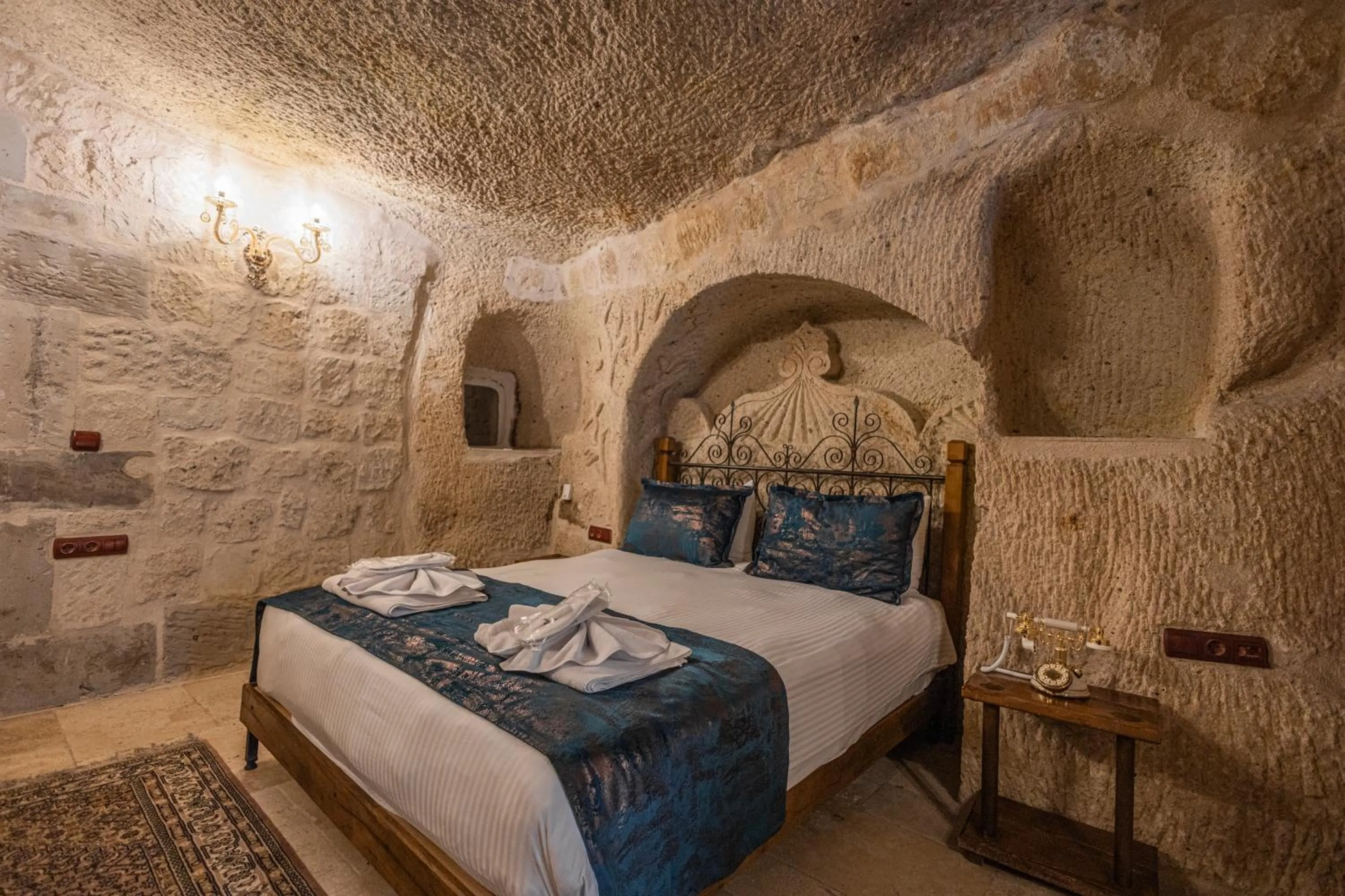 Photo of the whole room, Bed in Göreme Cave Suites