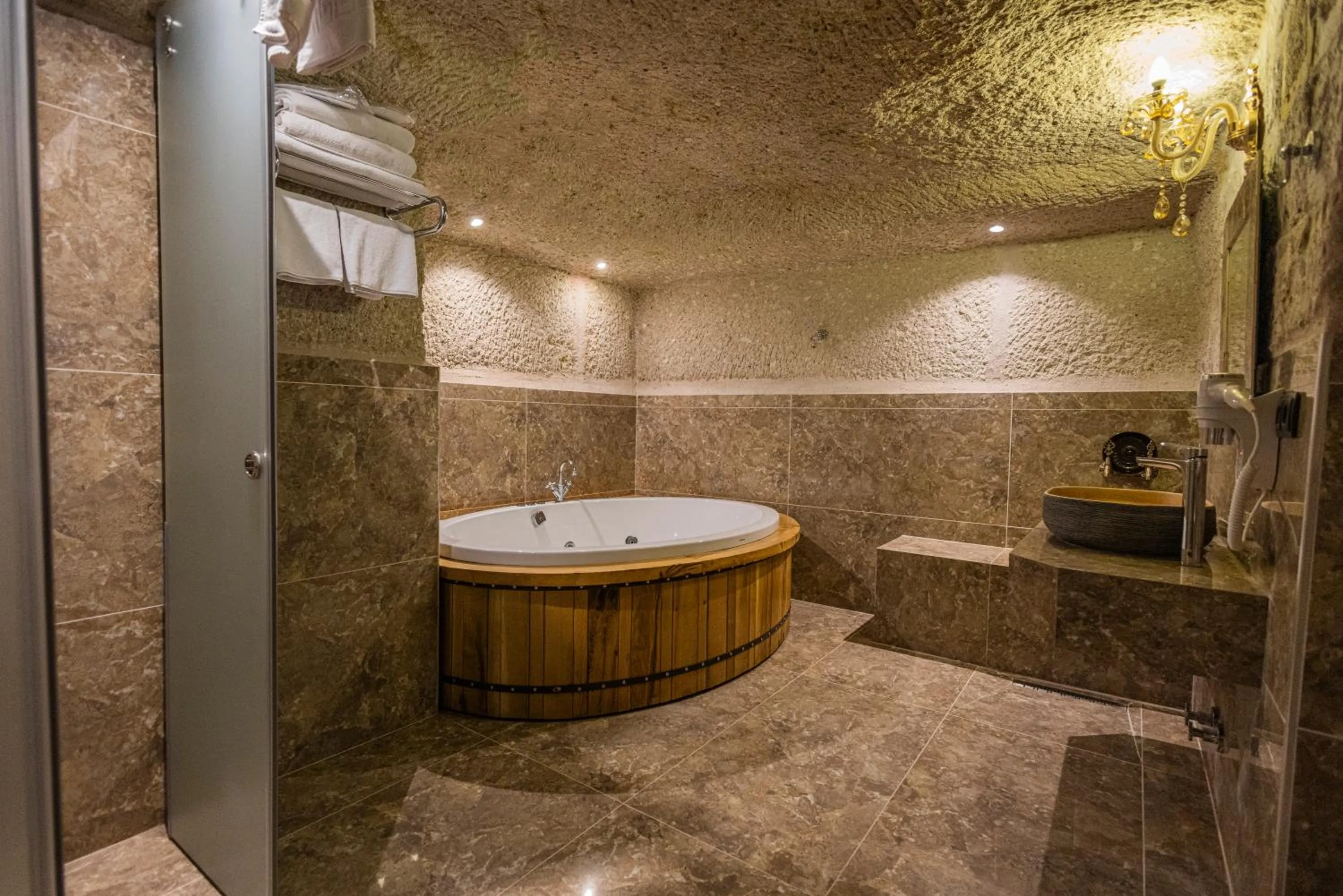 Hot Tub in Göreme Cave Suites