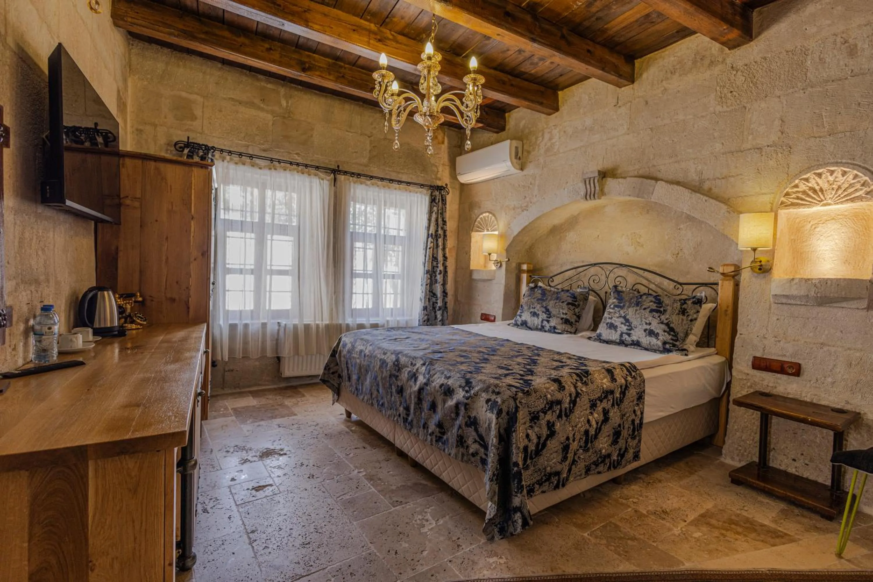 Photo of the whole room, Bed in Göreme Cave Suites