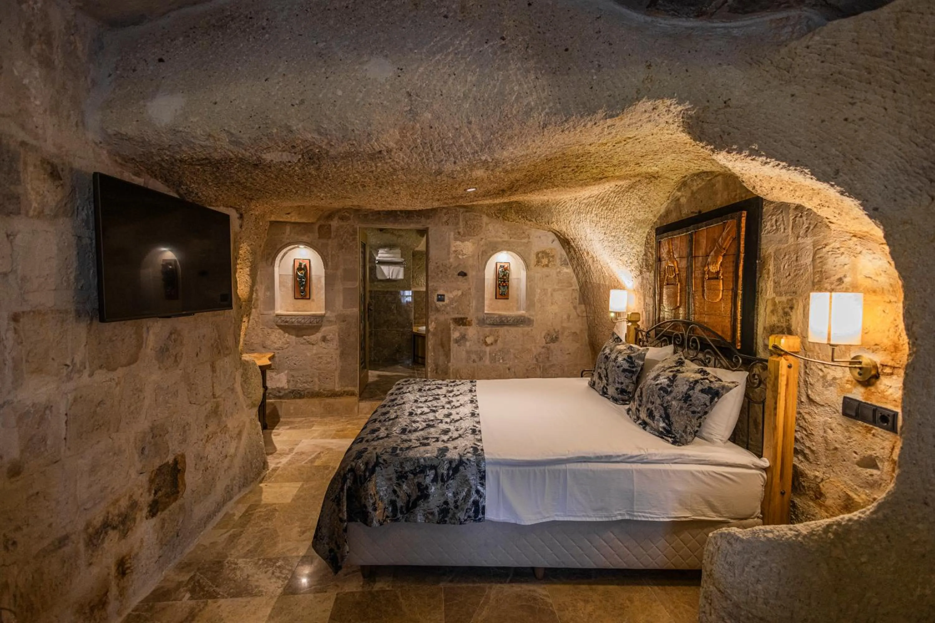 Photo of the whole room, Bed in Göreme Cave Suites
