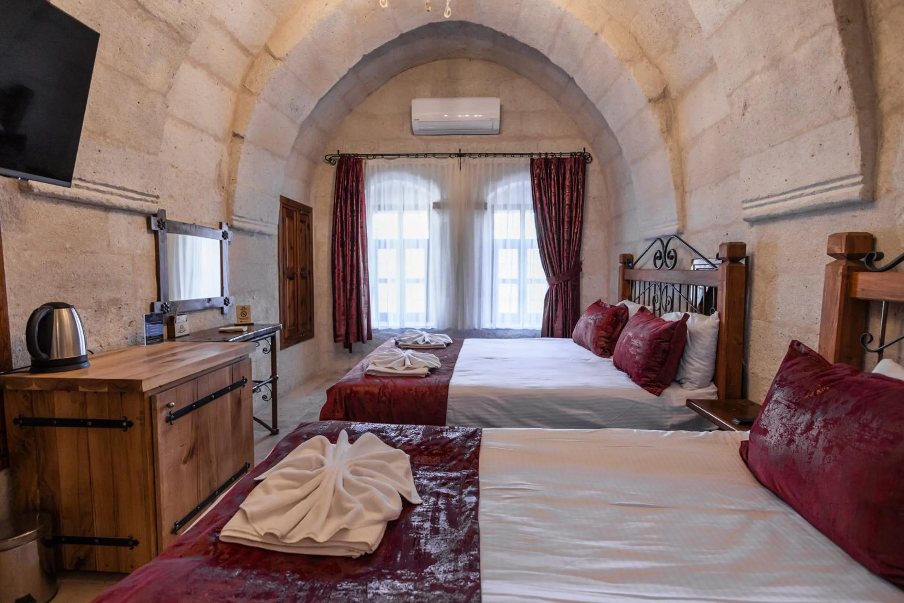 Photo of the whole room, Bed in Göreme Cave Suites