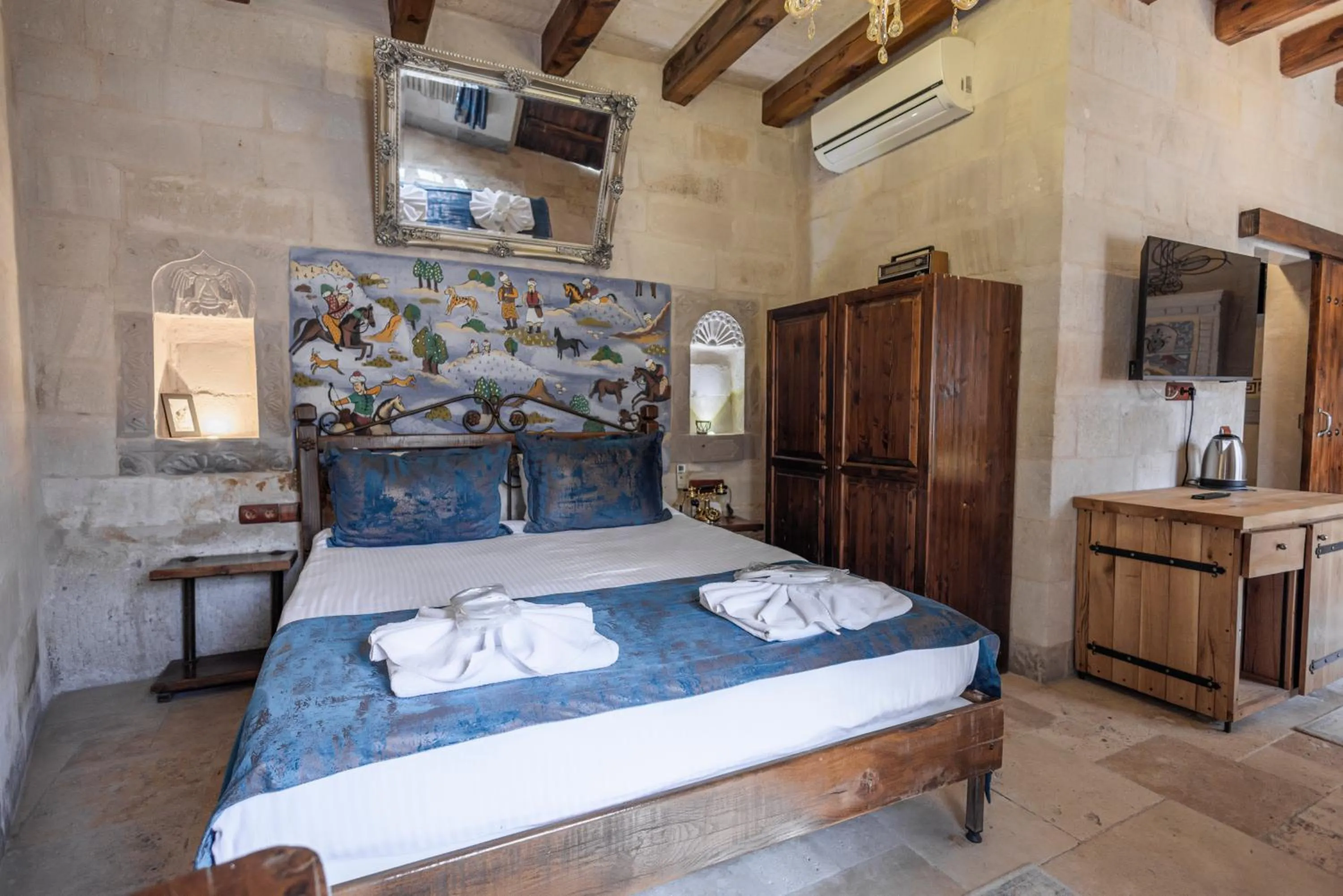 Photo of the whole room, Bed in Göreme Cave Suites