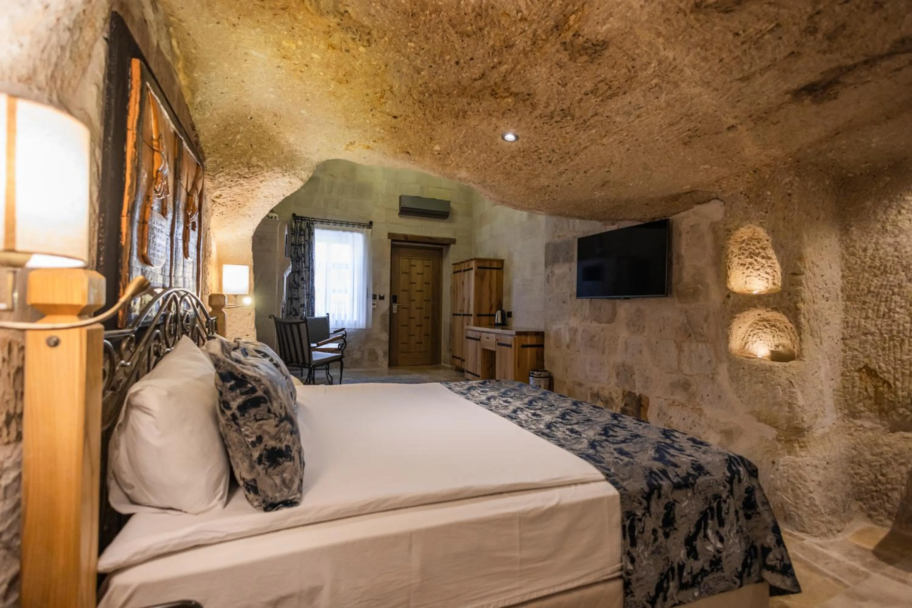 Photo of the whole room, Bed in Göreme Cave Suites