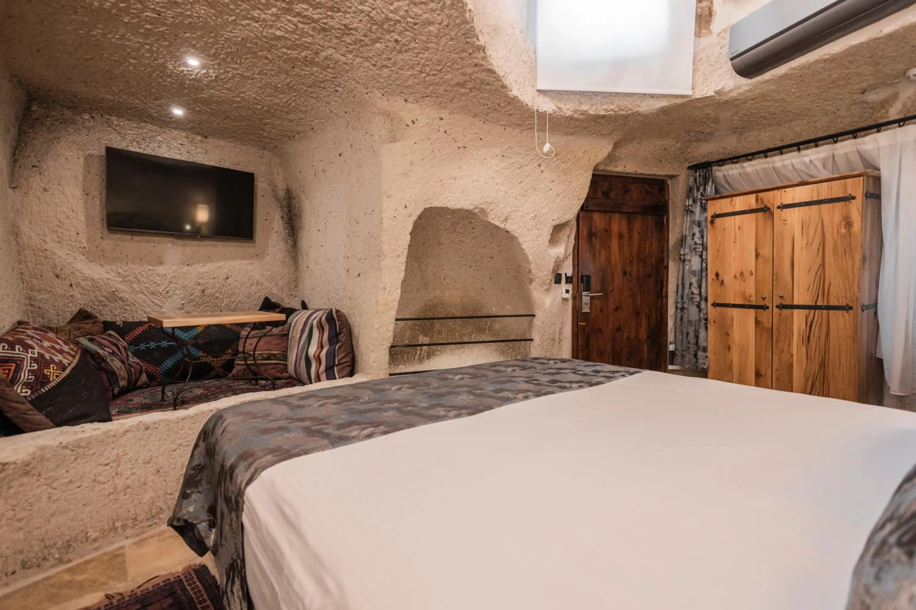 Photo of the whole room, Bed in Göreme Cave Suites