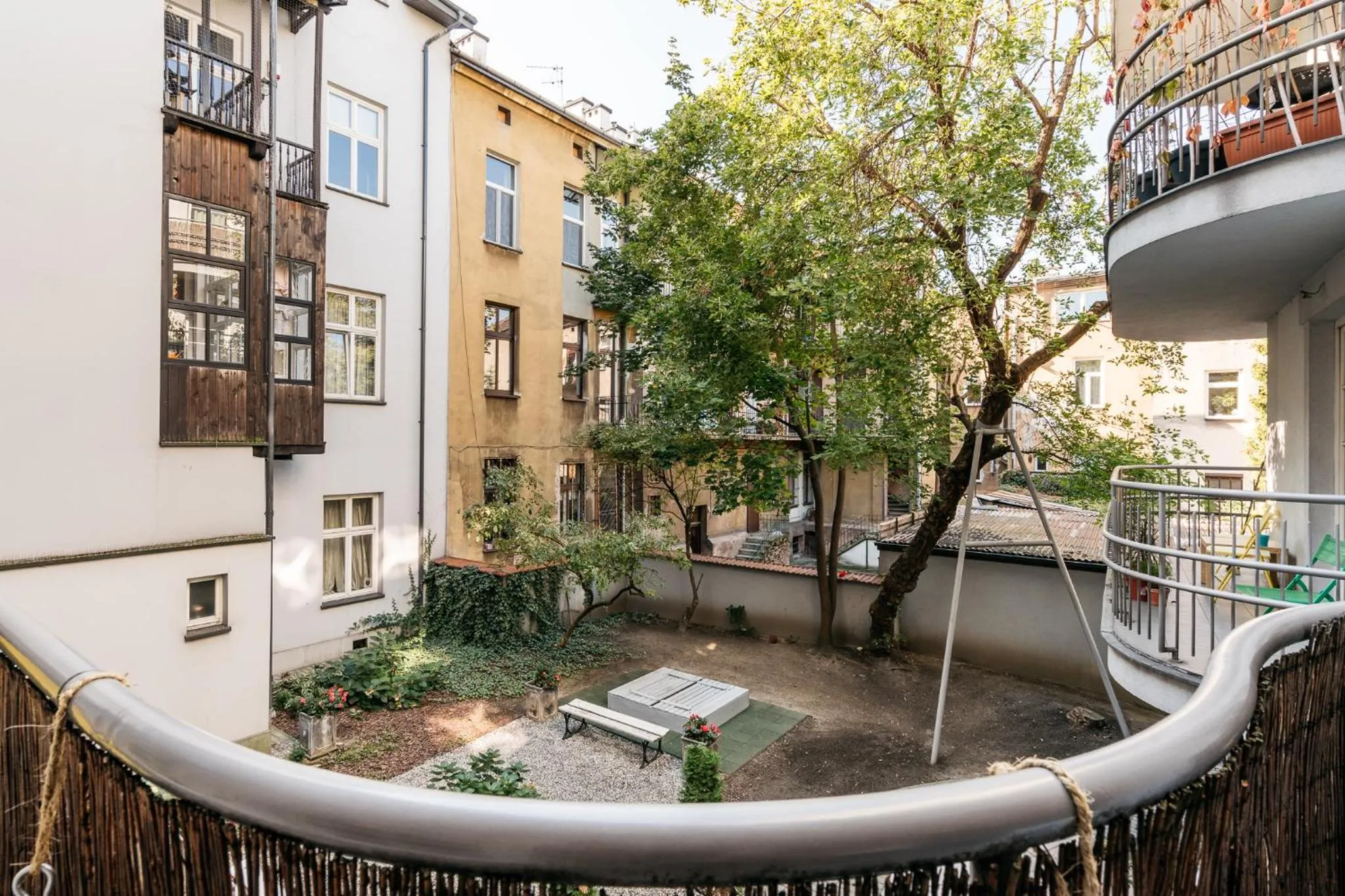 Neighbourhood in Downtown Apartment - LoftAffair