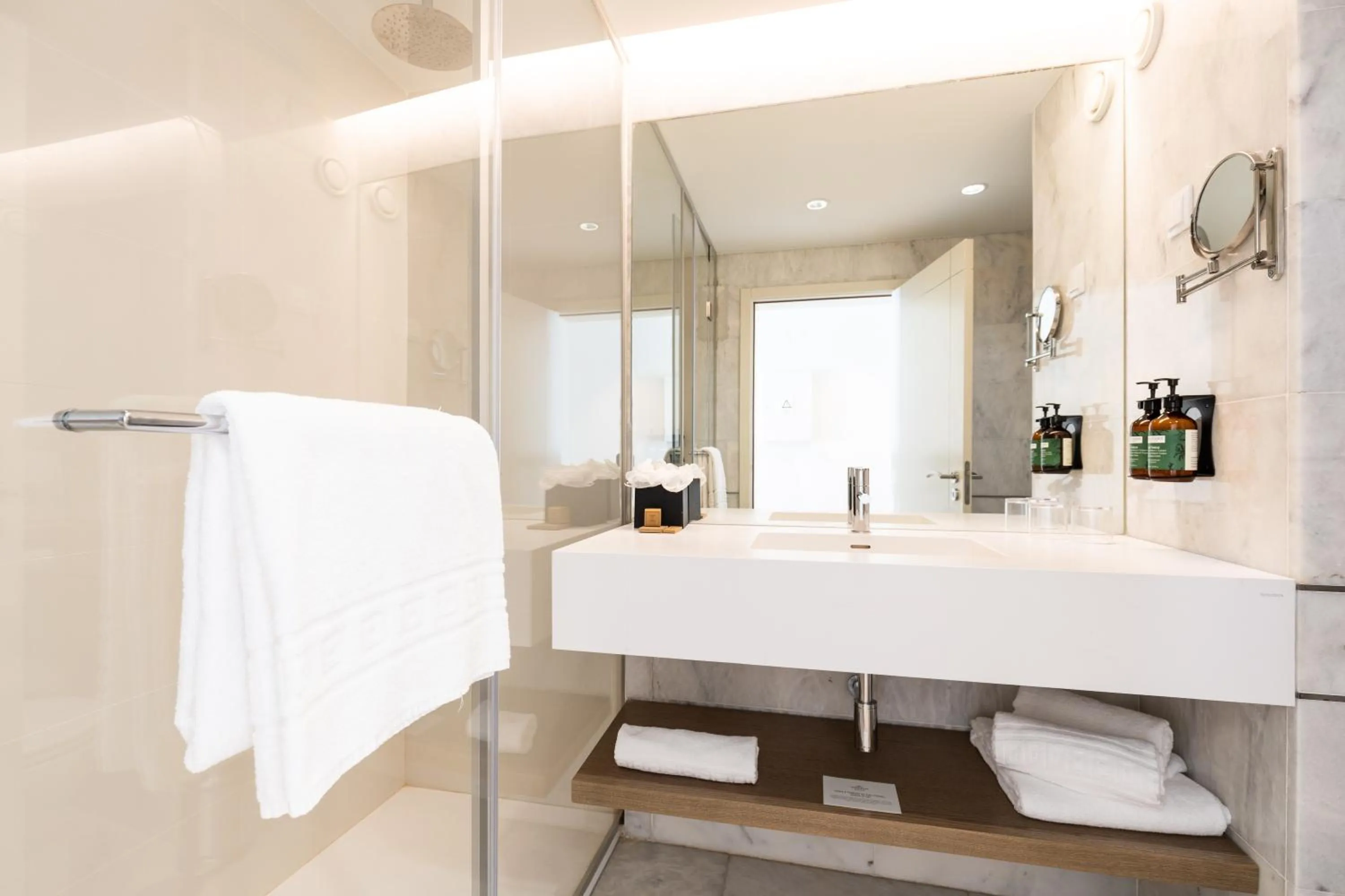 Shower in Crowne Plaza - Caparica Lisbon