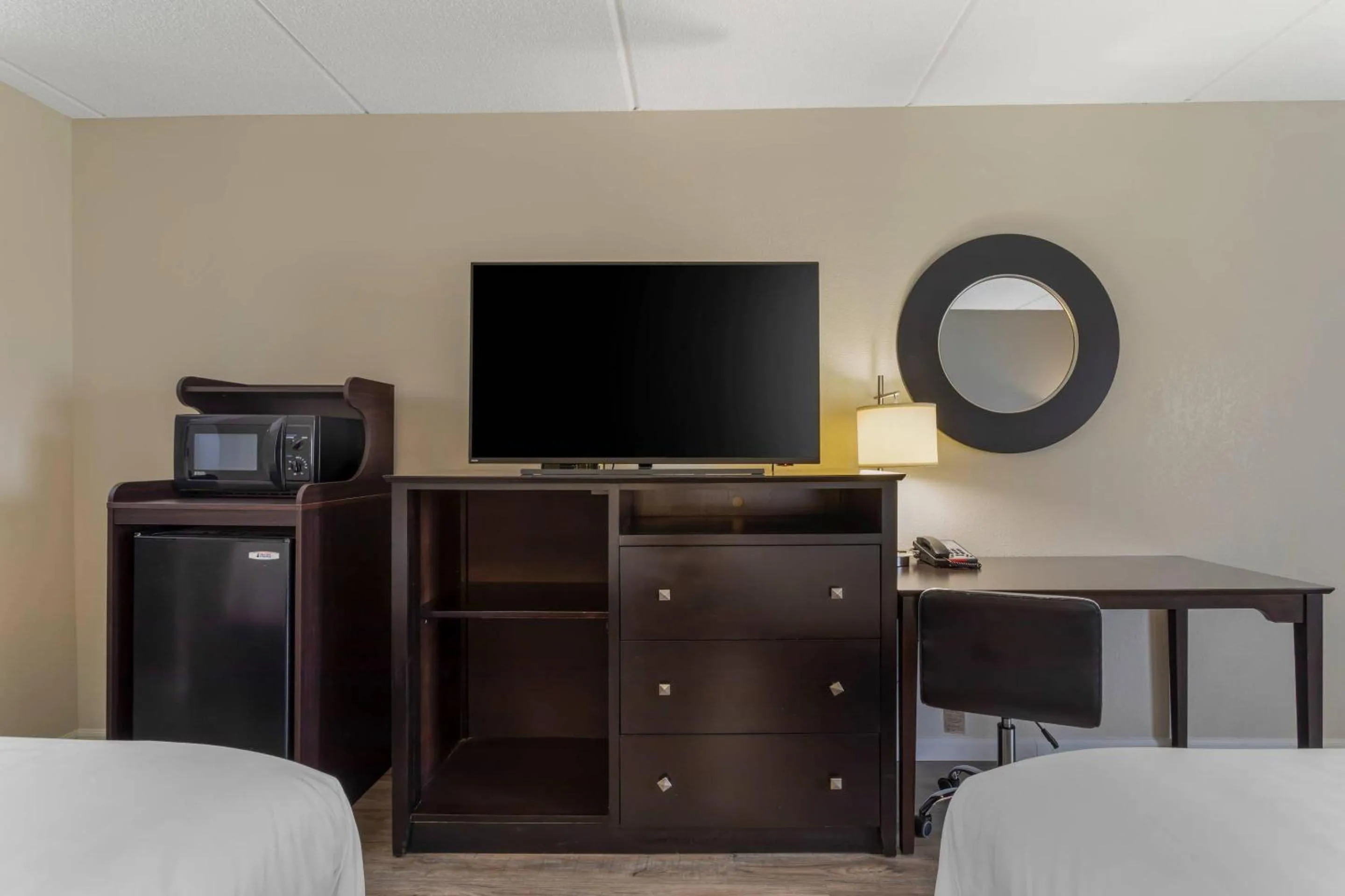 Bedroom, Bed in Clarion Pointe Kimball By Choice Hotels