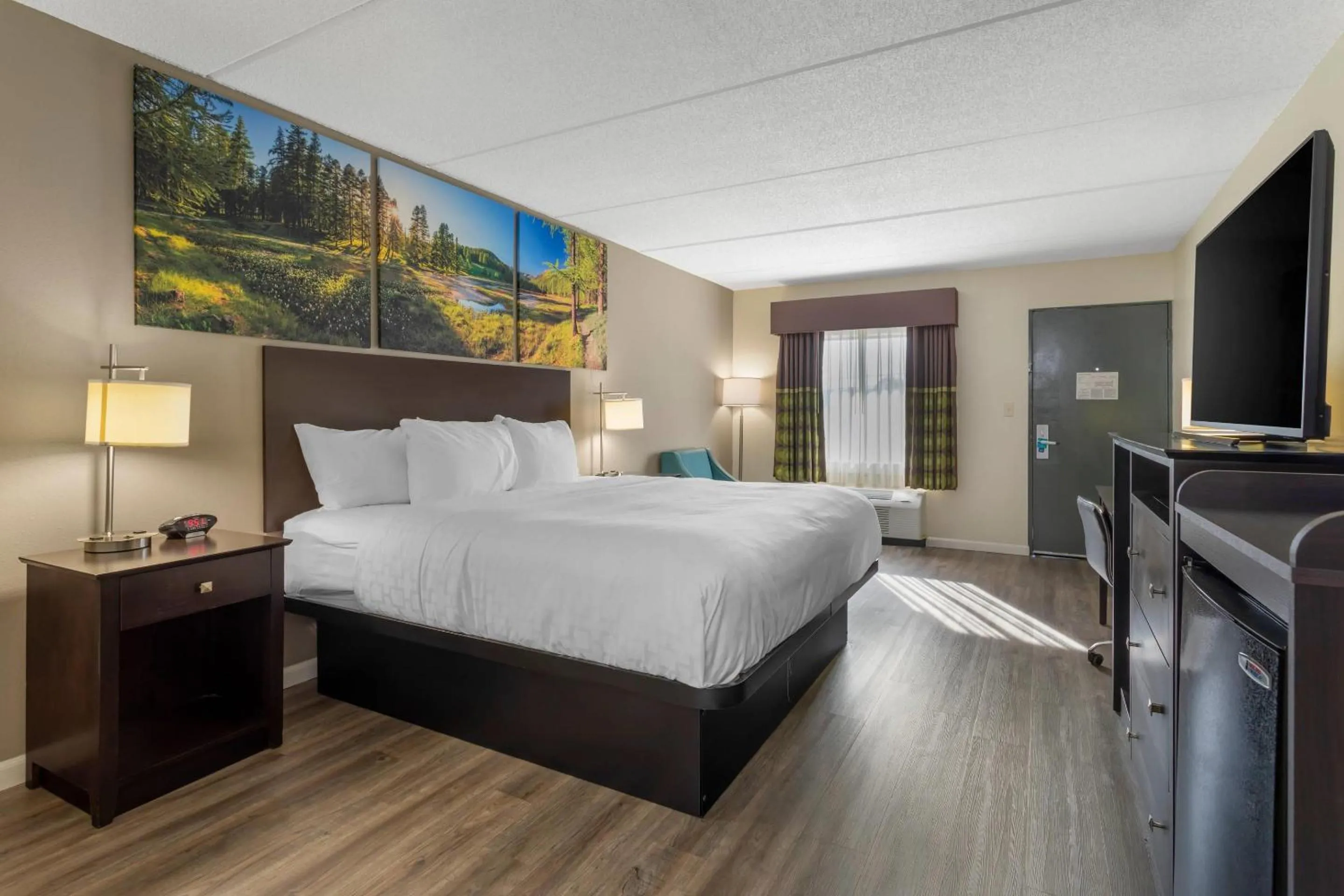 Bedroom, Bed in Clarion Pointe Kimball By Choice Hotels
