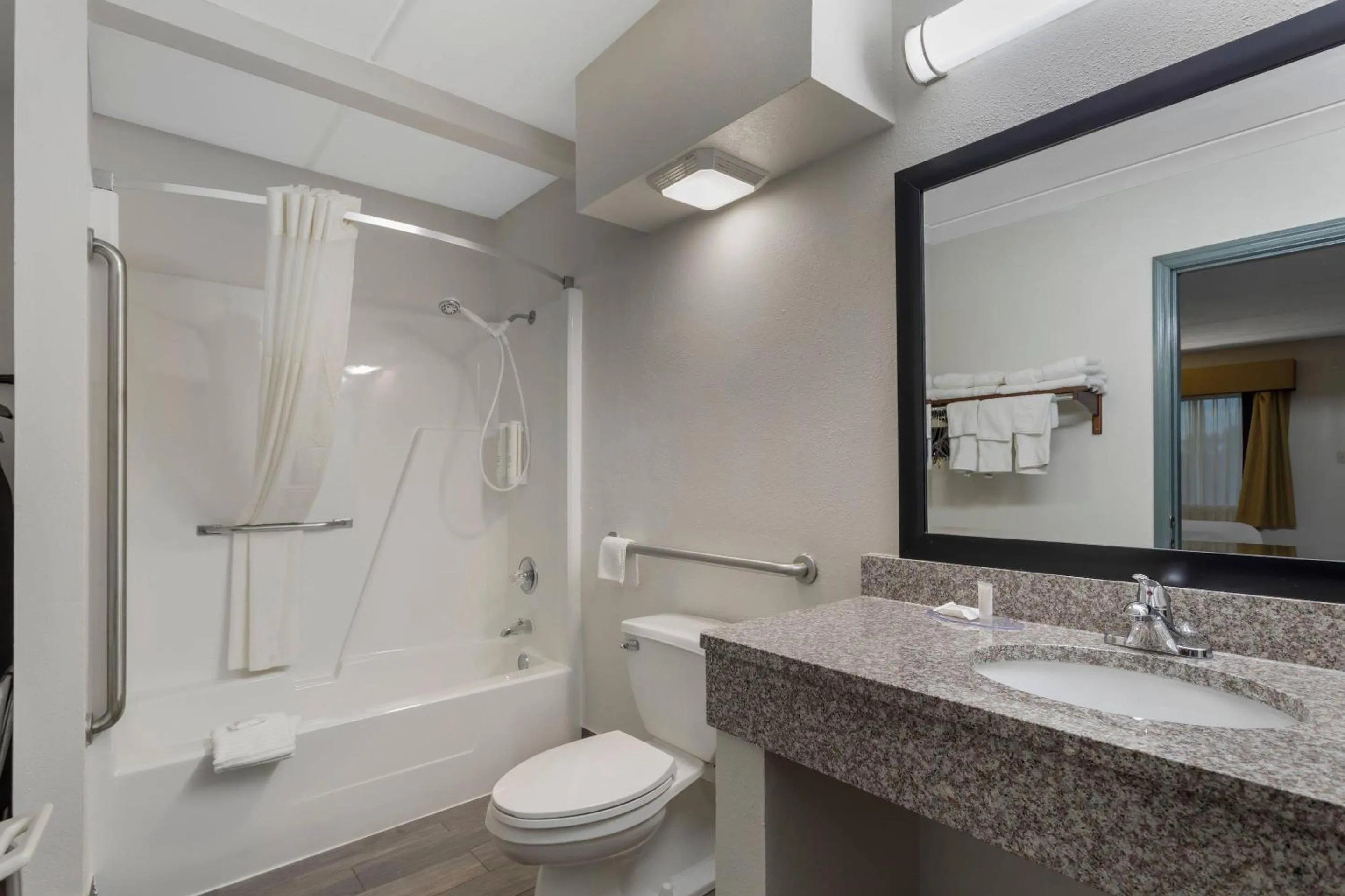 Bedroom in Clarion Pointe Kimball By Choice Hotels