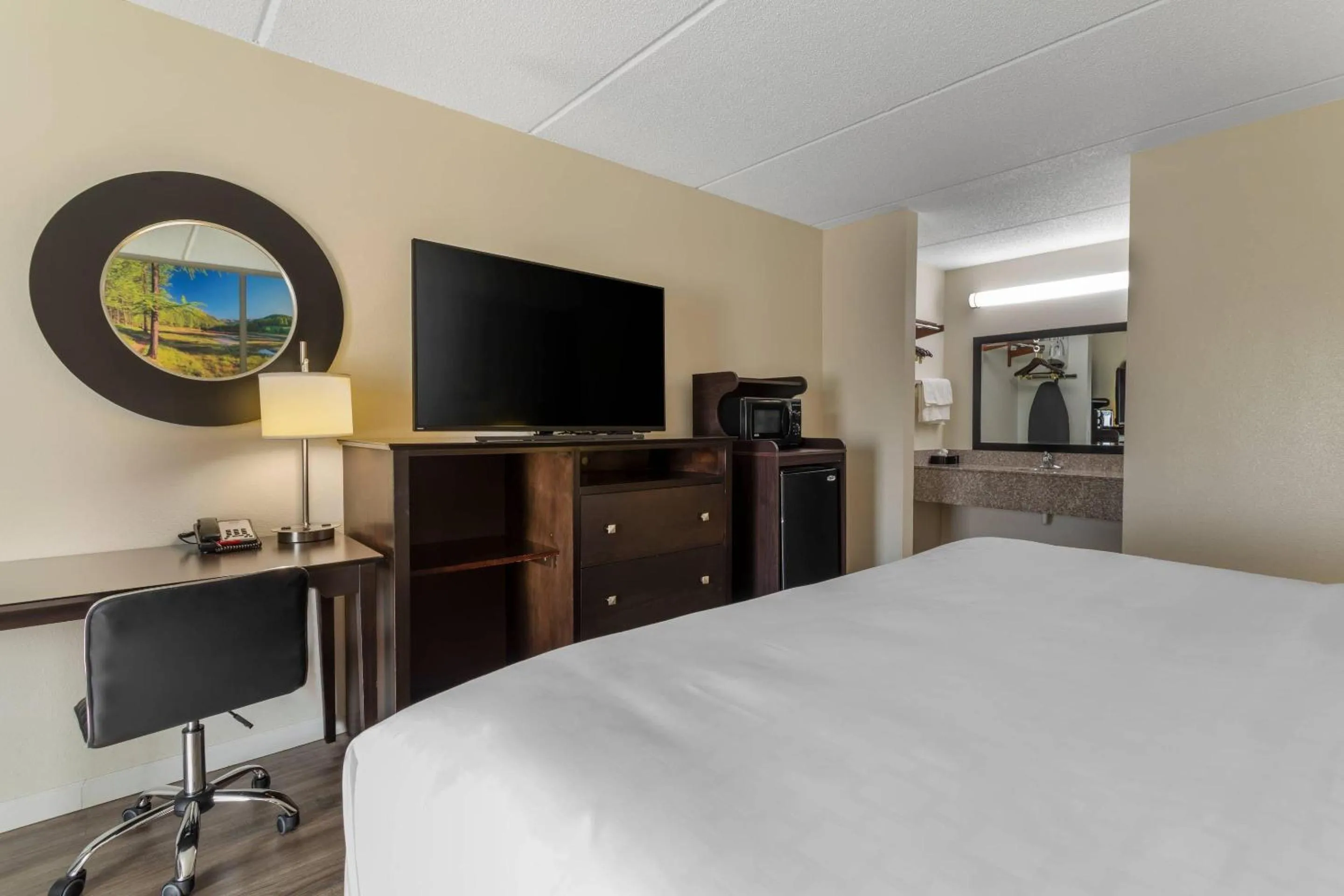 Bedroom, Bed in Clarion Pointe Kimball By Choice Hotels