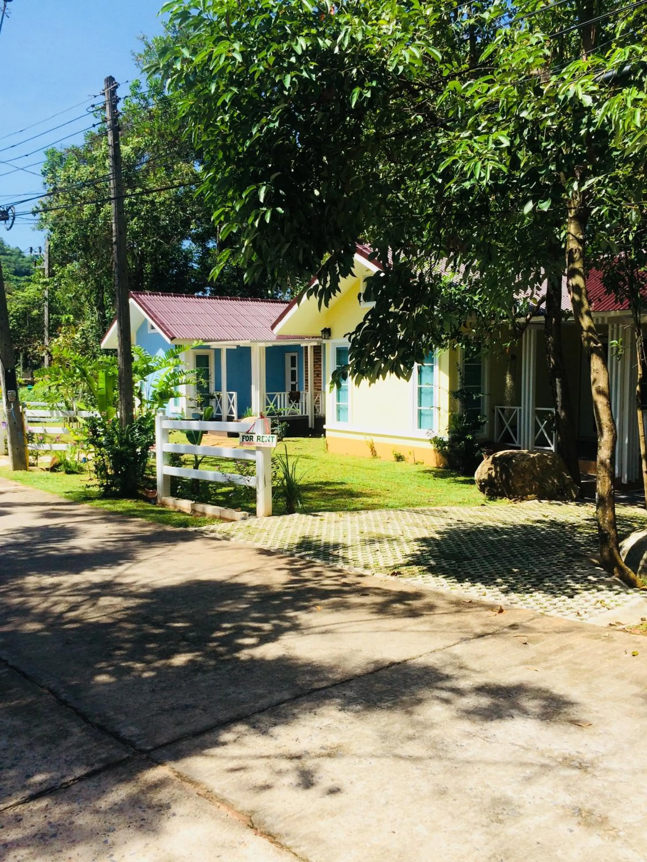 Quiet street view in Snapper House
