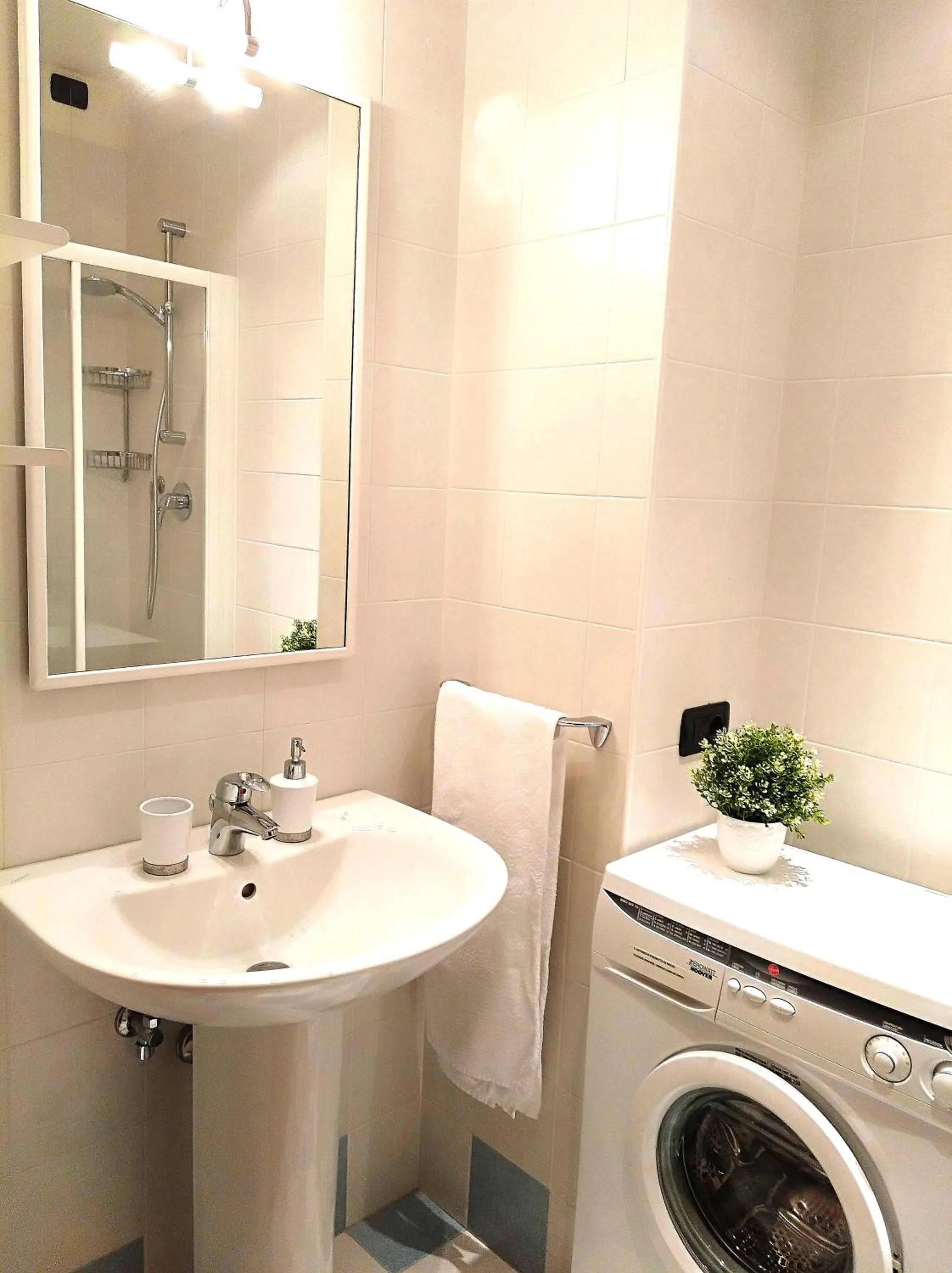 washing machine in Sunset View Treviso Apartment