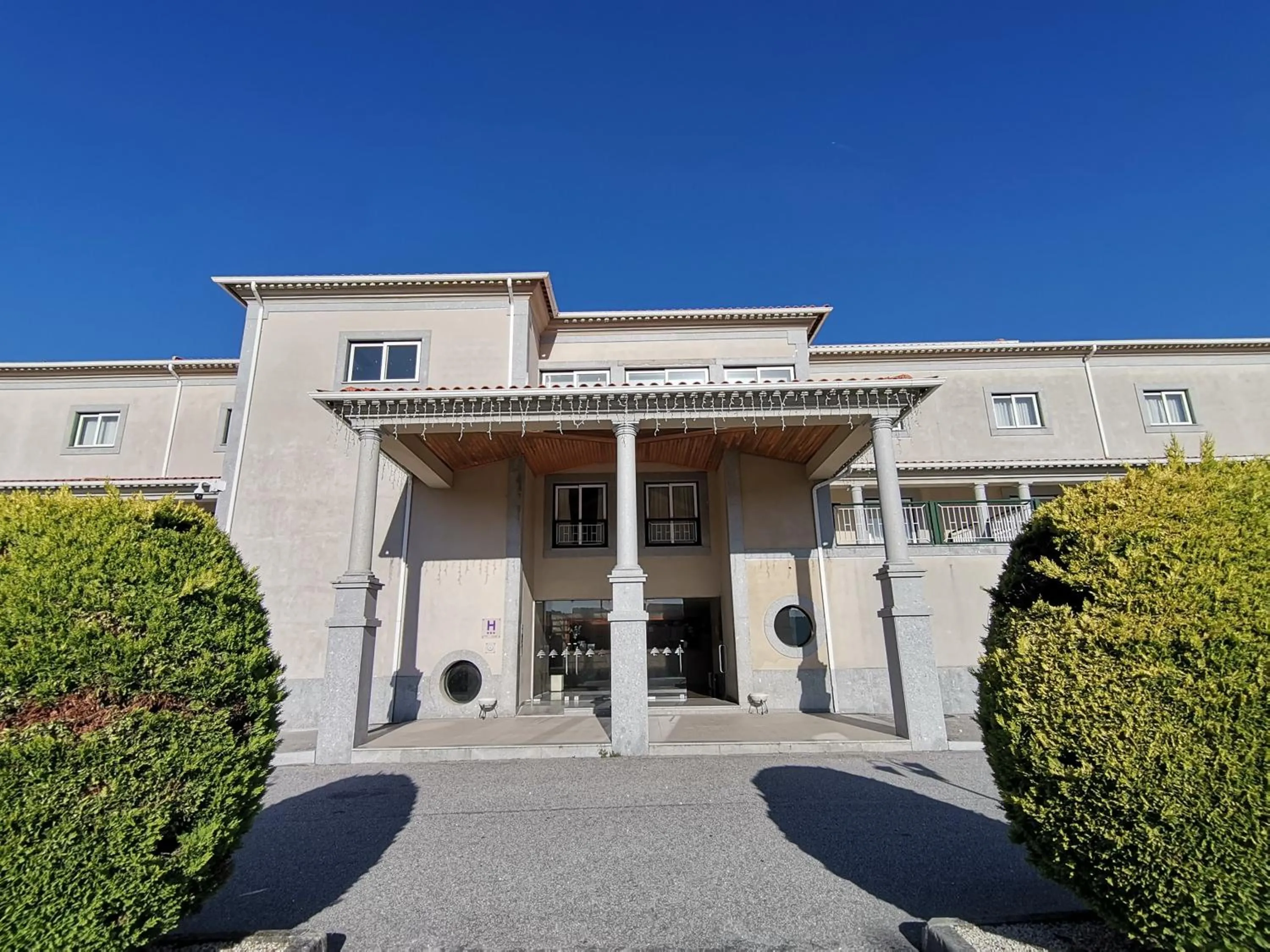Facade/entrance in Hotel Quinta dos Cedros